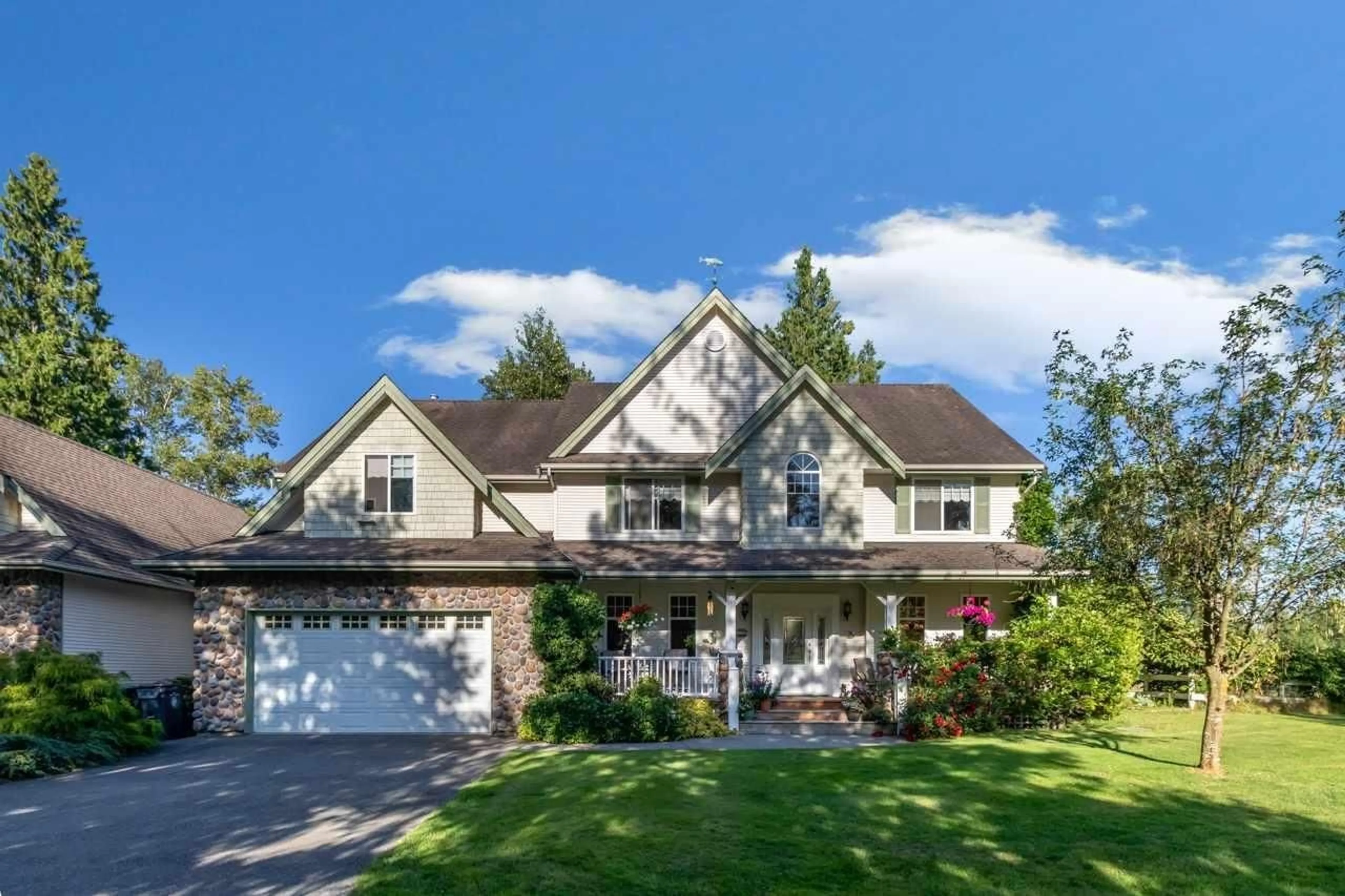 Home with vinyl exterior material, street for 2552 207 STREET, Langley British Columbia V2Z2B5