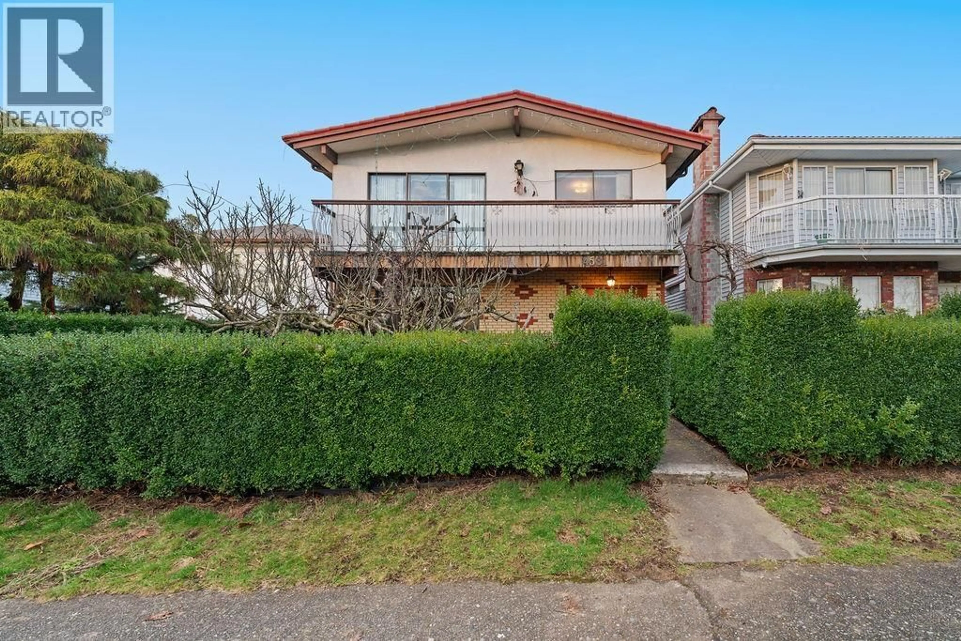 A pic from outside/outdoor area/front of a property/back of a property/a pic from drone, street for 4581 UNION STREET, Burnaby British Columbia V5C2X9
