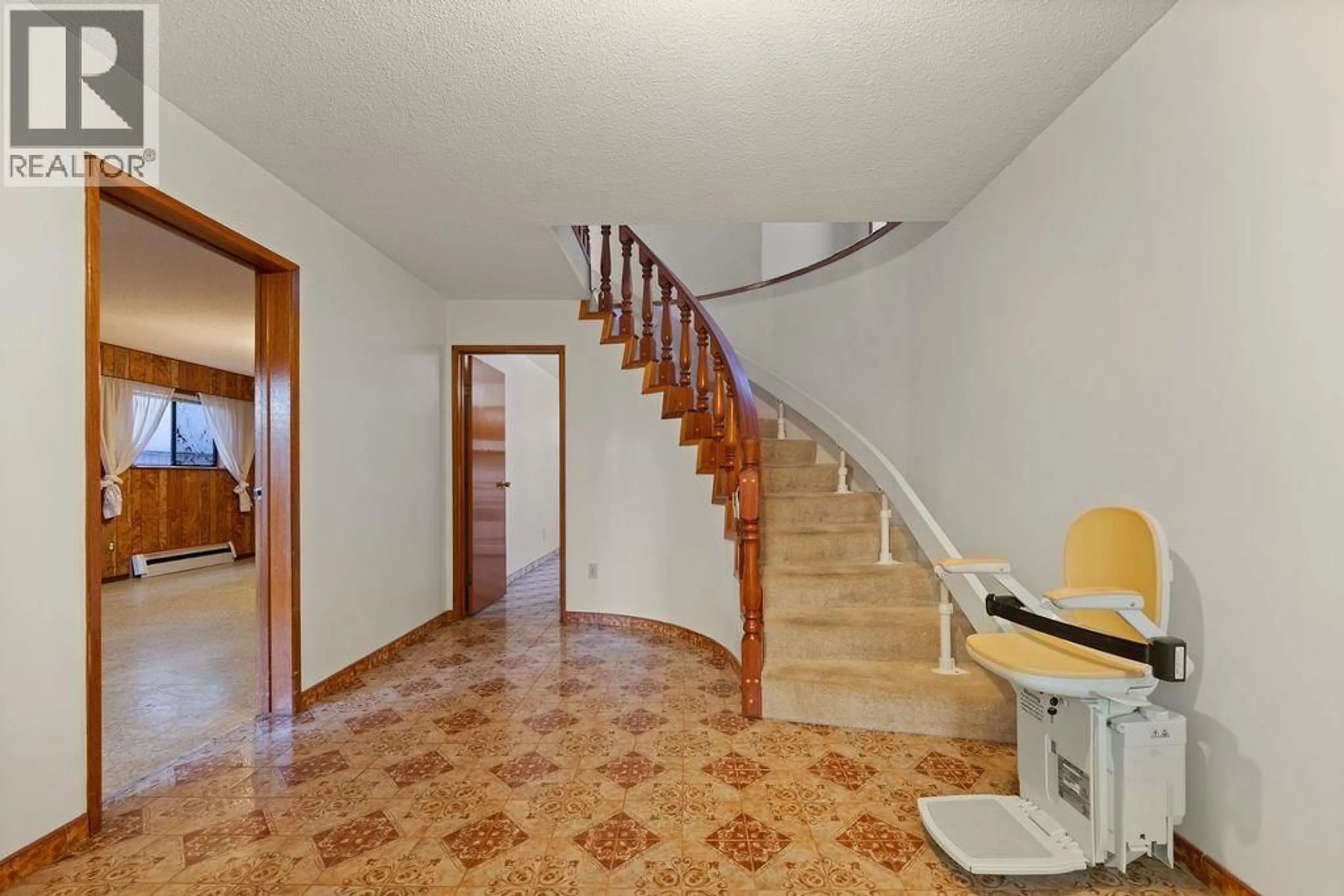 Indoor foyer for 4581 UNION STREET, Burnaby British Columbia V5C2X9
