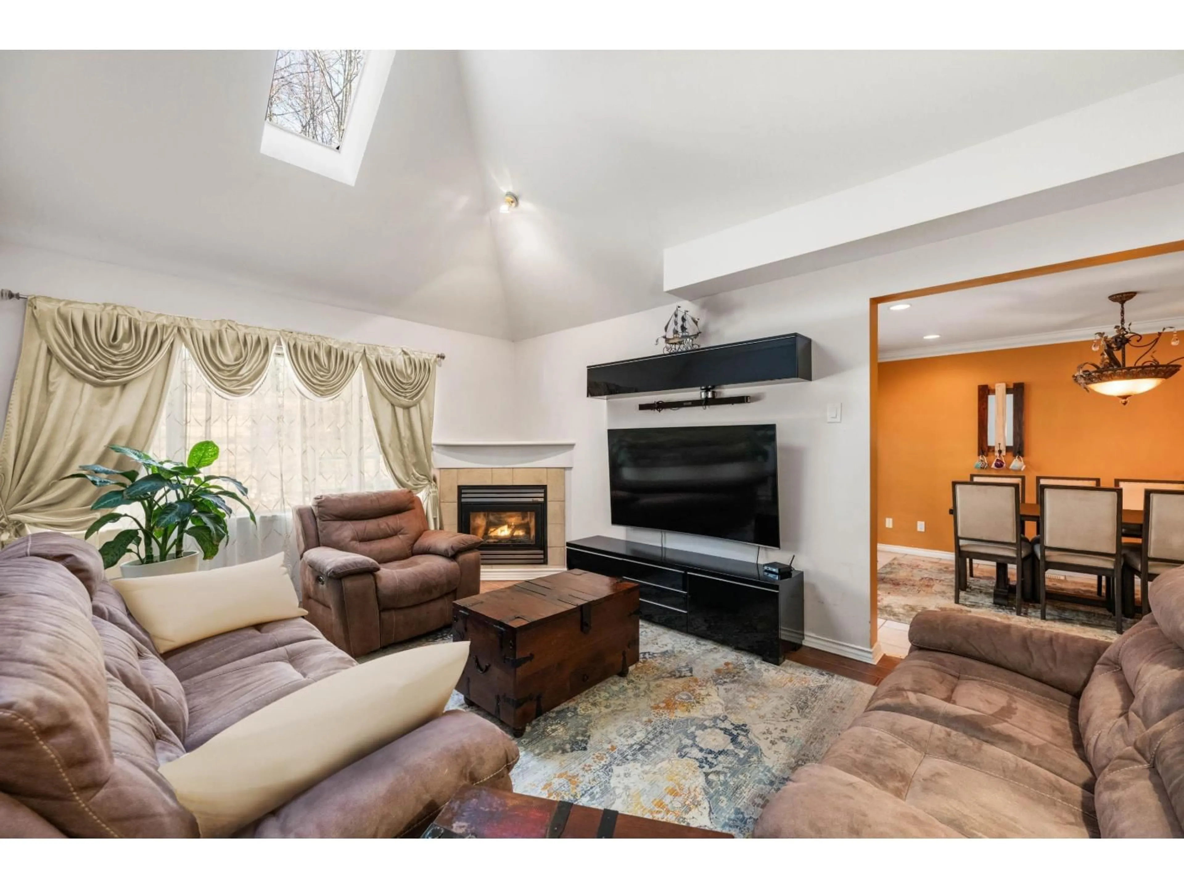 Living room with furniture, unknown for 57 - 13918 58 AVENUE, Surrey British Columbia V3X3N8