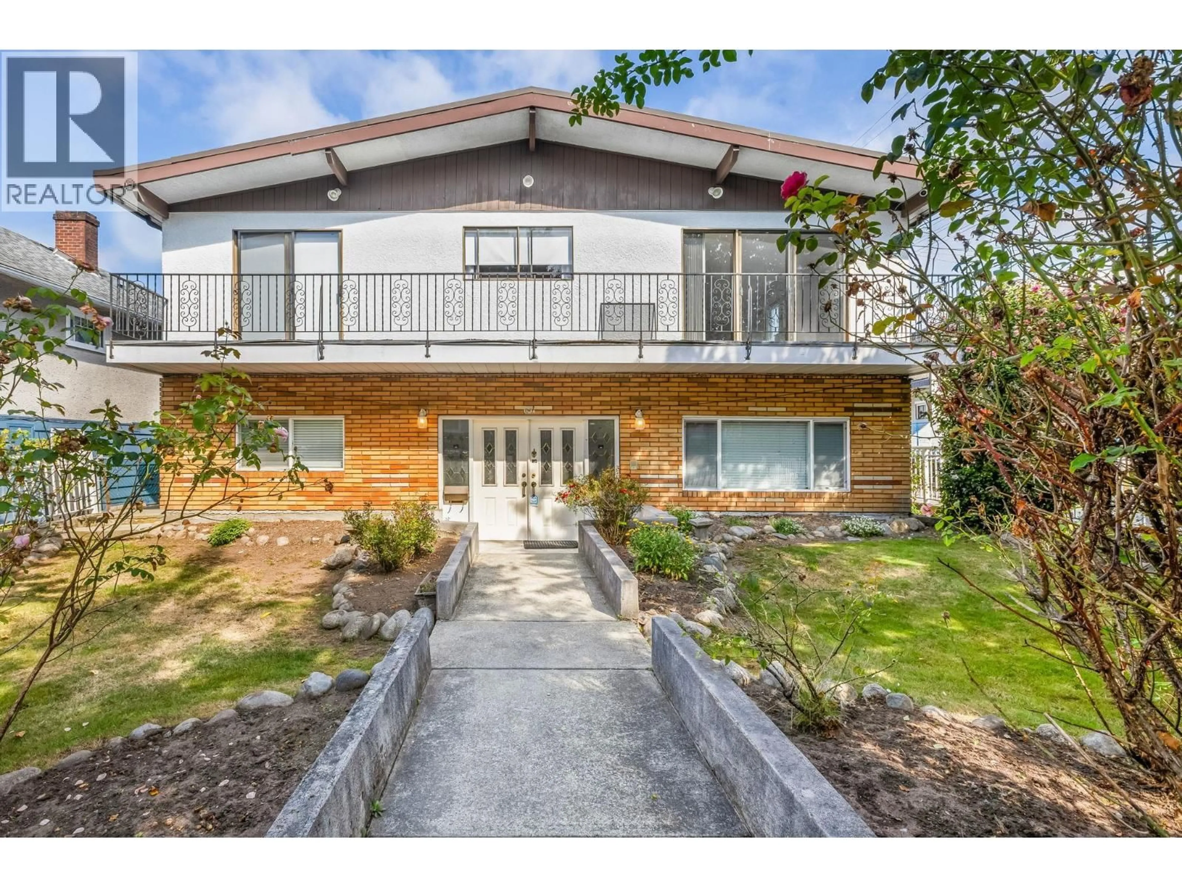 A pic from outside/outdoor area/front of a property/back of a property/a pic from drone, unknown for 651 17TH AVENUE, Vancouver British Columbia V5V1B5