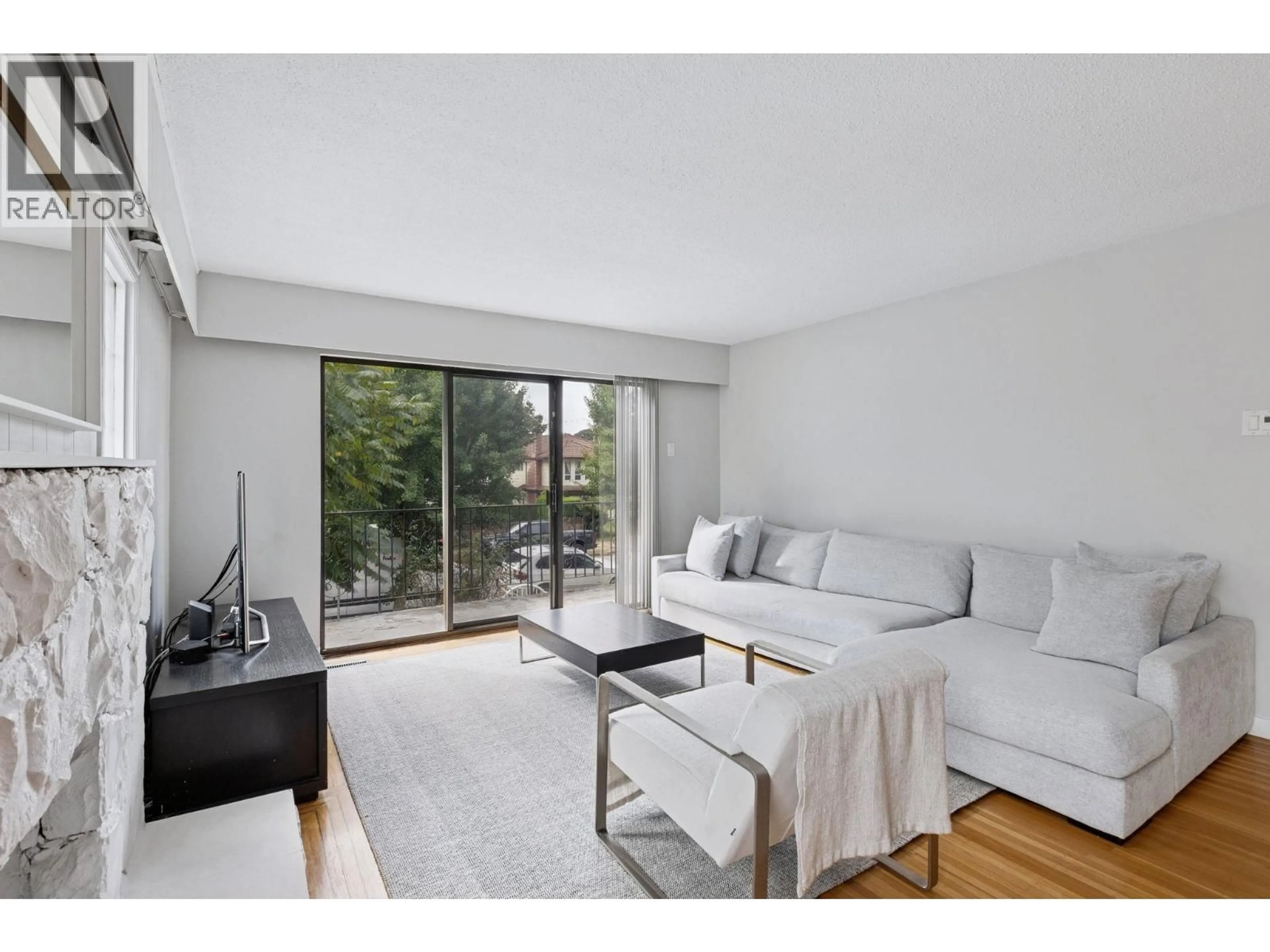 Living room with furniture, wood/laminate floor for 651 17TH AVENUE, Vancouver British Columbia V5V1B5