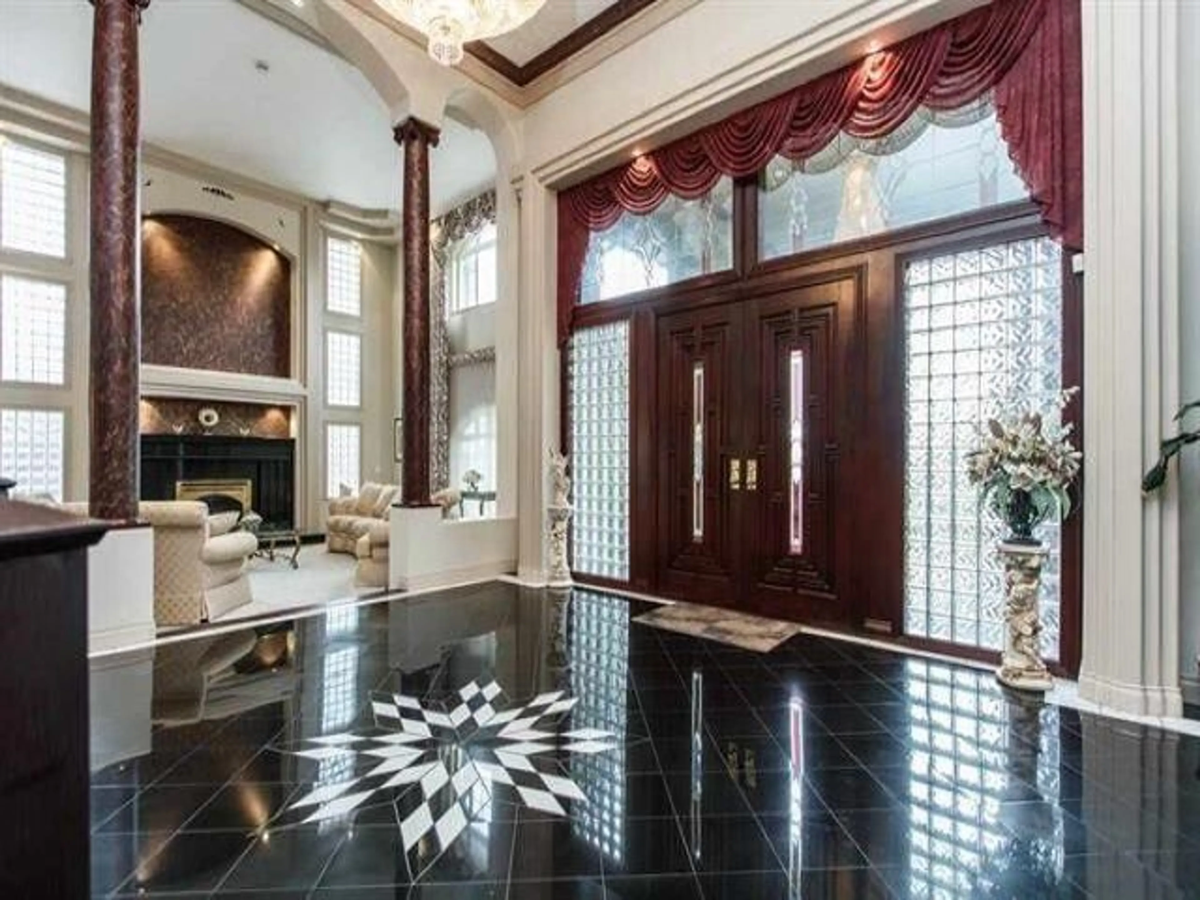 Indoor foyer for 5658 124 STREET, Surrey British Columbia V3X3H3