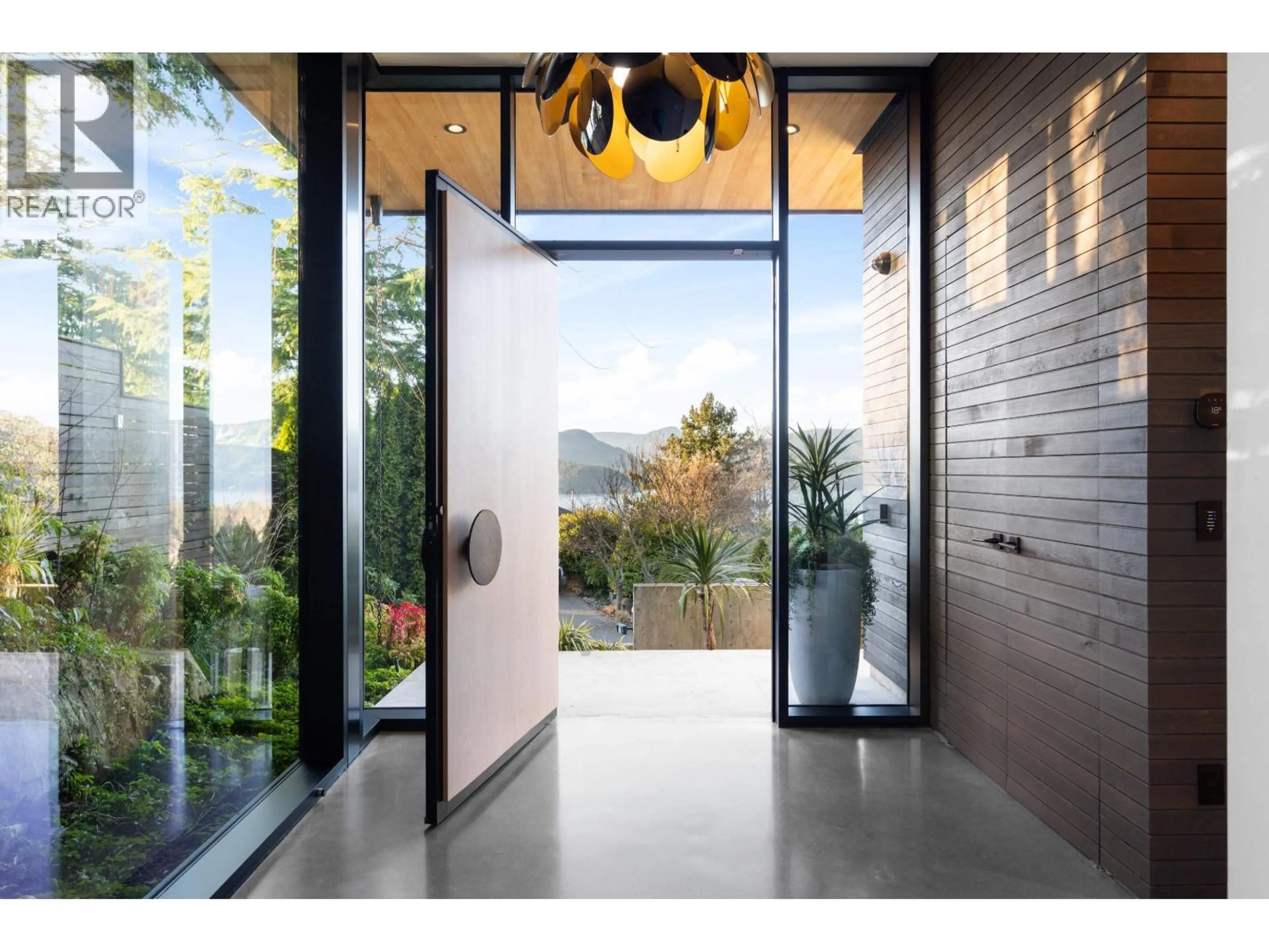 Indoor entryway for 6252 OVERSTONE DRIVE, West Vancouver British Columbia V7W1X8