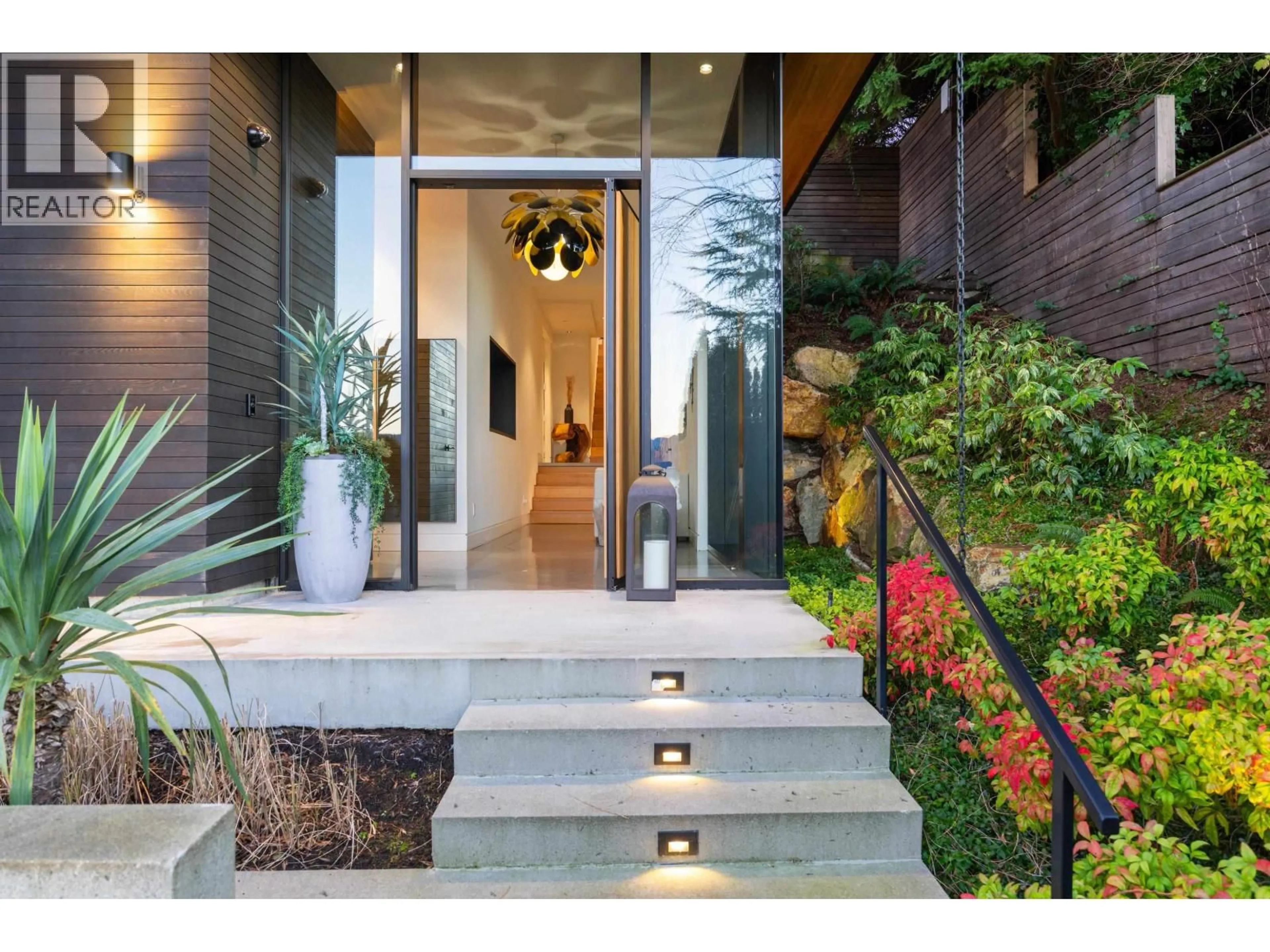 Indoor entryway for 6252 OVERSTONE DRIVE, West Vancouver British Columbia V7W1X8