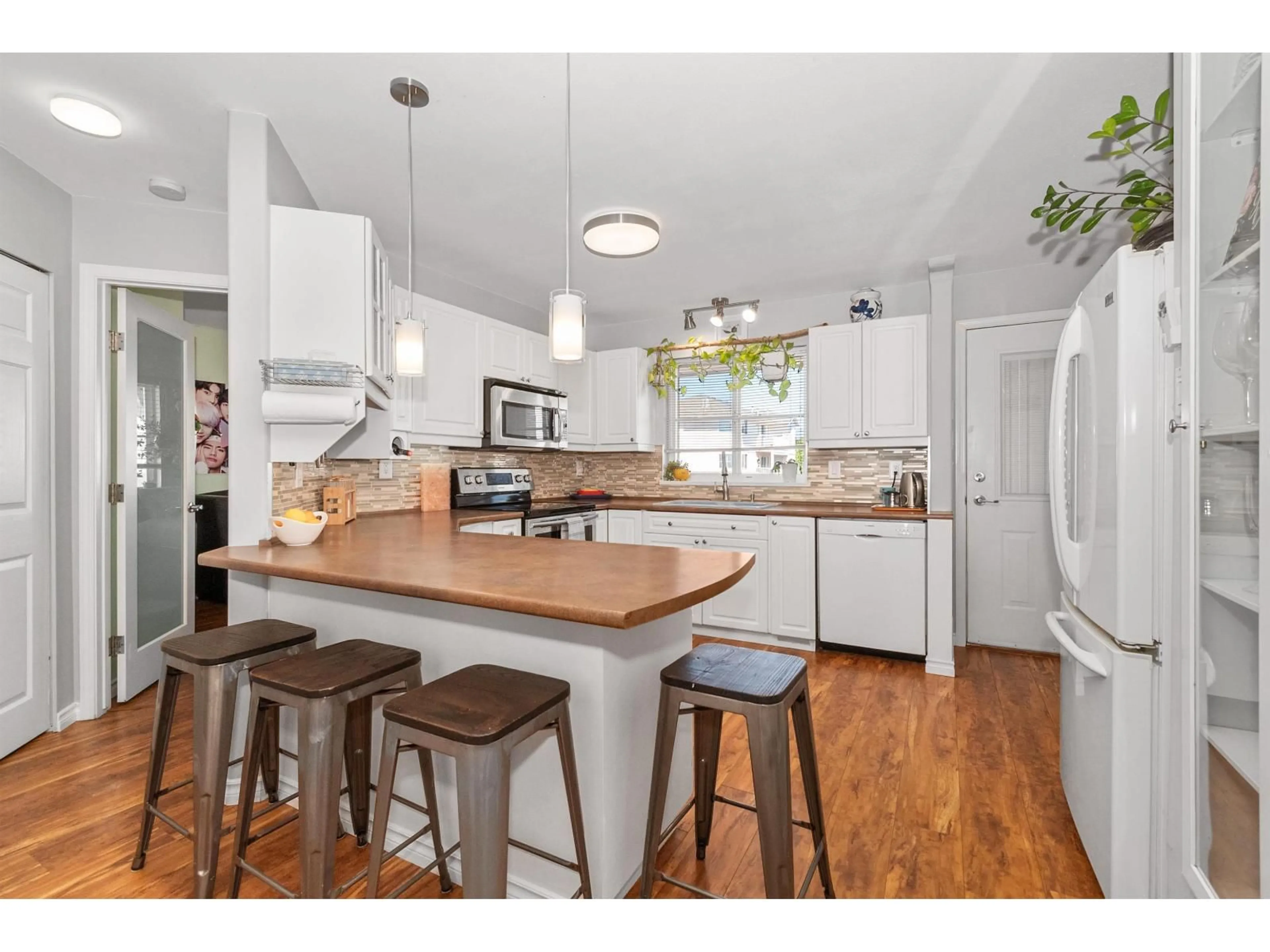 Open concept kitchen, wood/laminate floor for 18 - 5915 VEDDER ROAD, Chilliwack British Columbia V2R1C3