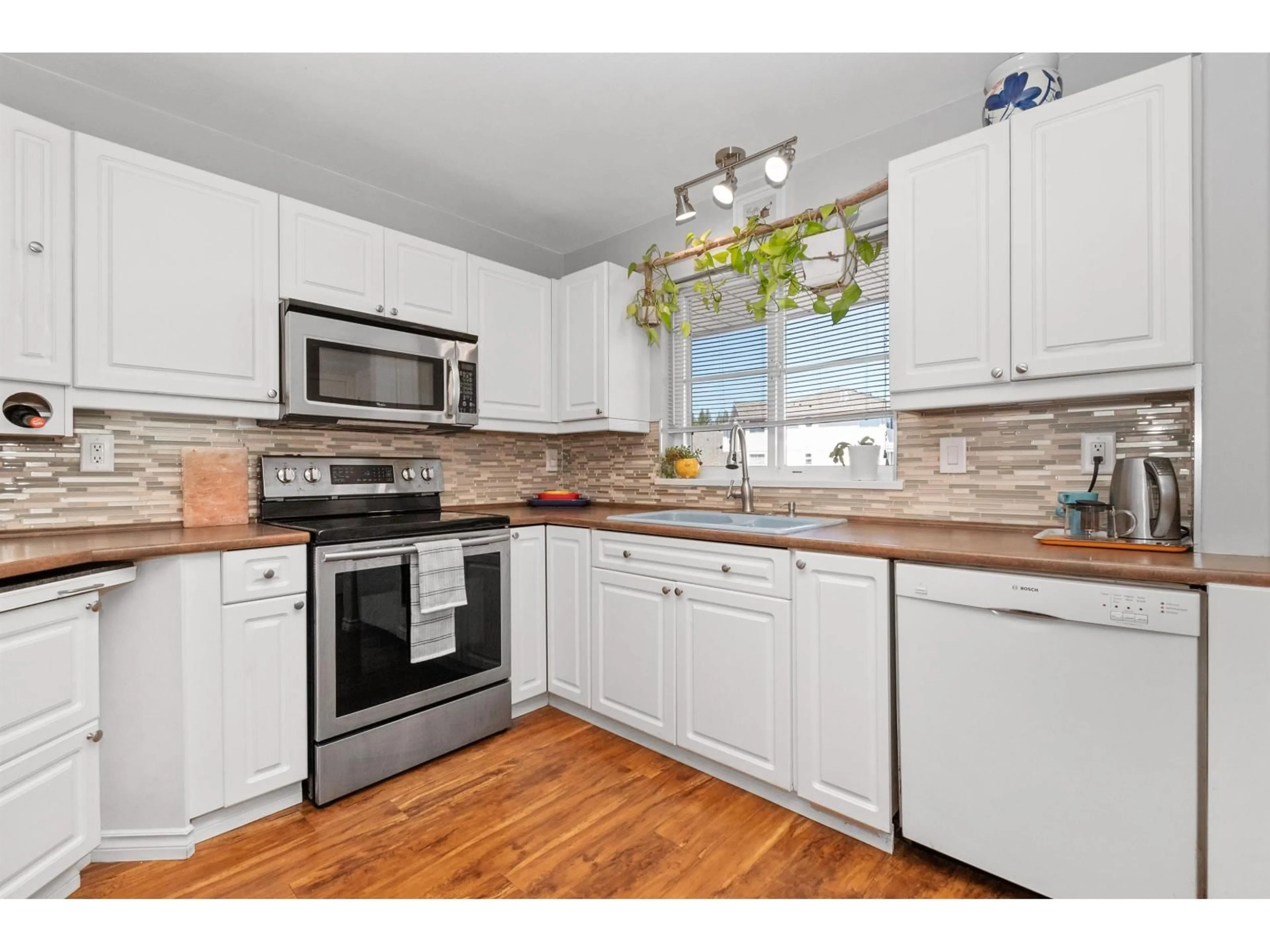 Open concept kitchen, wood/laminate floor for 18 - 5915 VEDDER ROAD, Chilliwack British Columbia V2R1C3