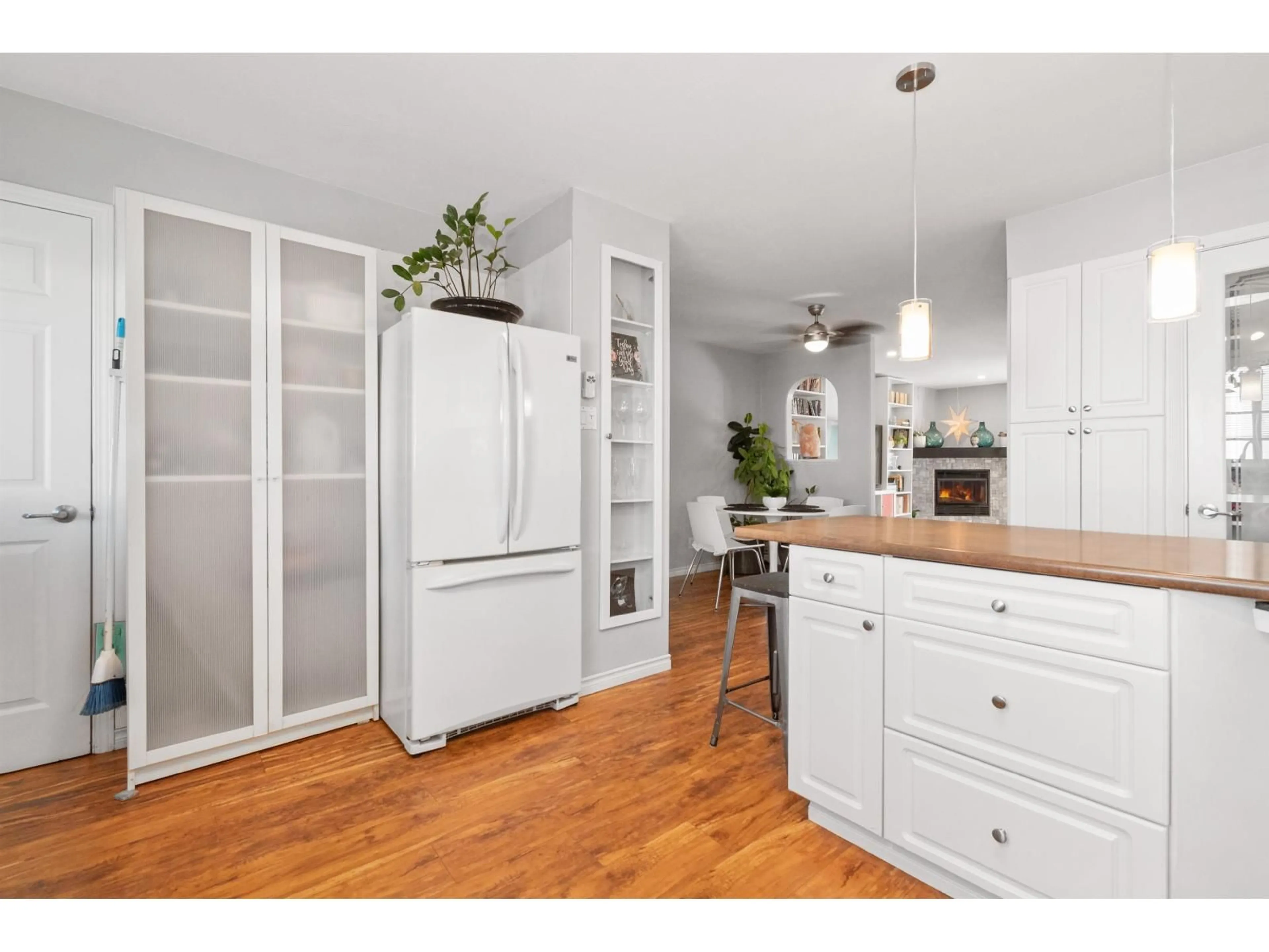 Open concept kitchen, wood/laminate floor for 18 - 5915 VEDDER ROAD, Chilliwack British Columbia V2R1C3