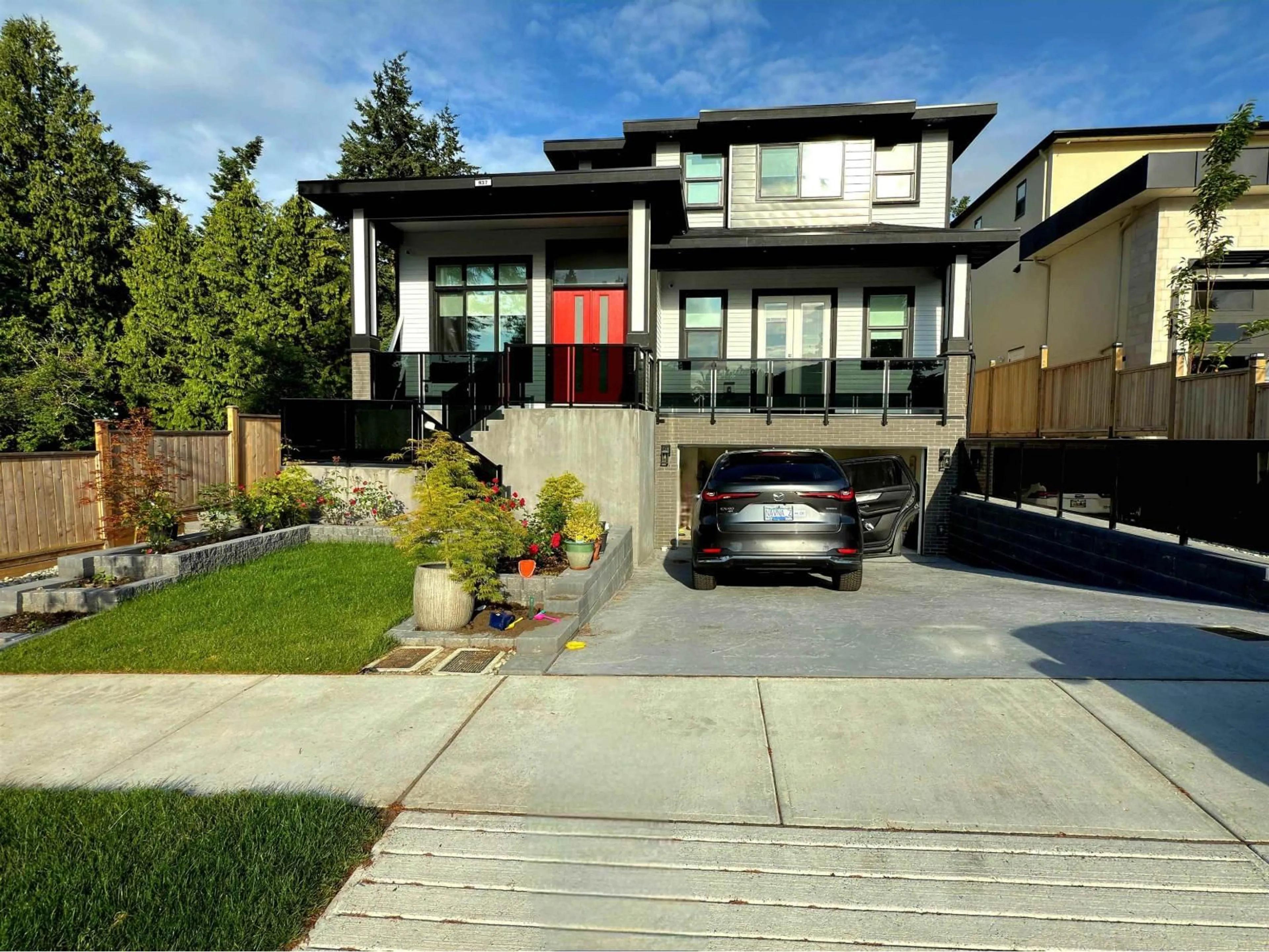 Home with vinyl exterior material, street for 937 160B STREET, Surrey British Columbia V4A9A7
