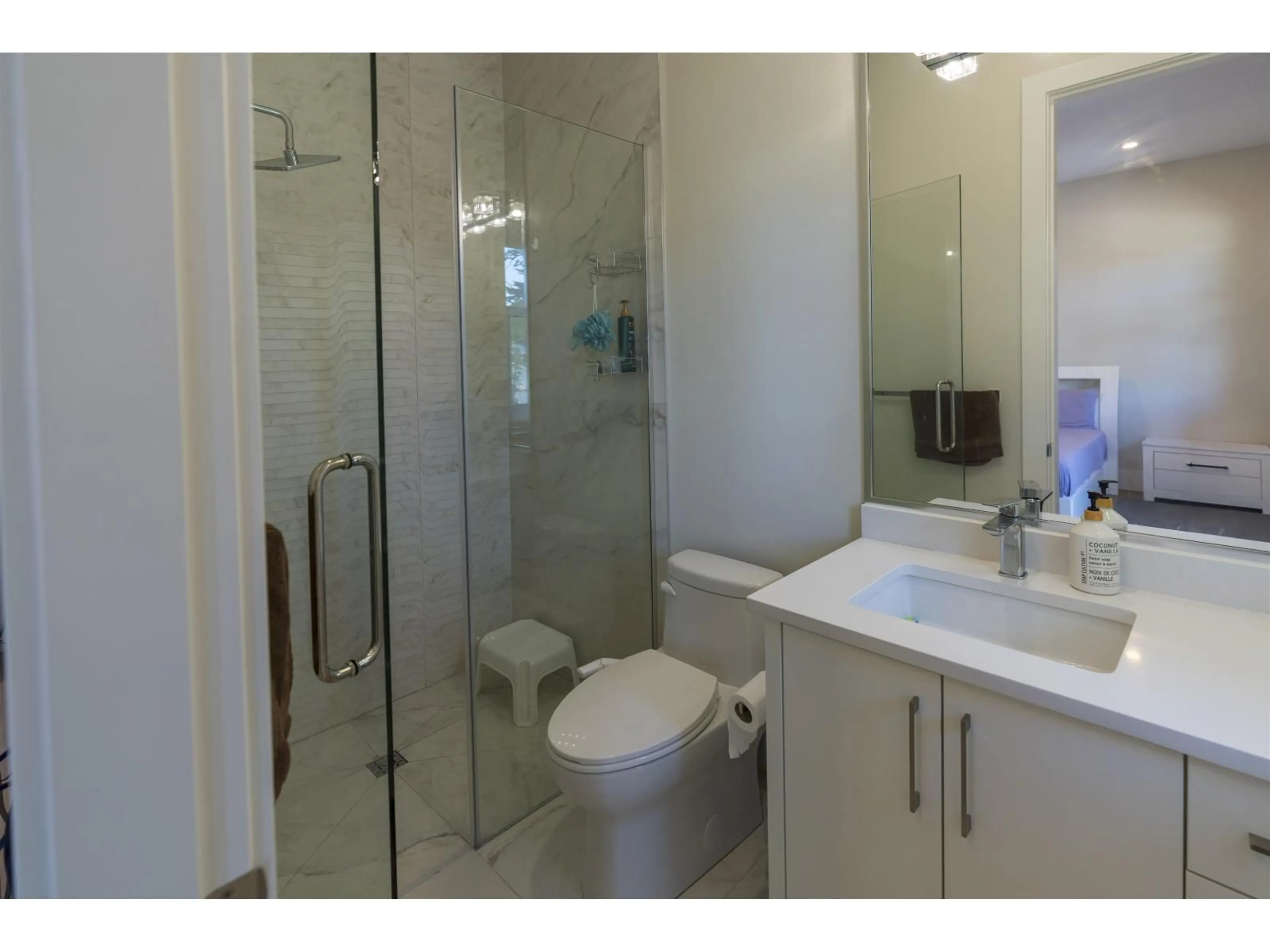Standard bathroom, ceramic/tile floor for 937 160B STREET, Surrey British Columbia V4A9A7
