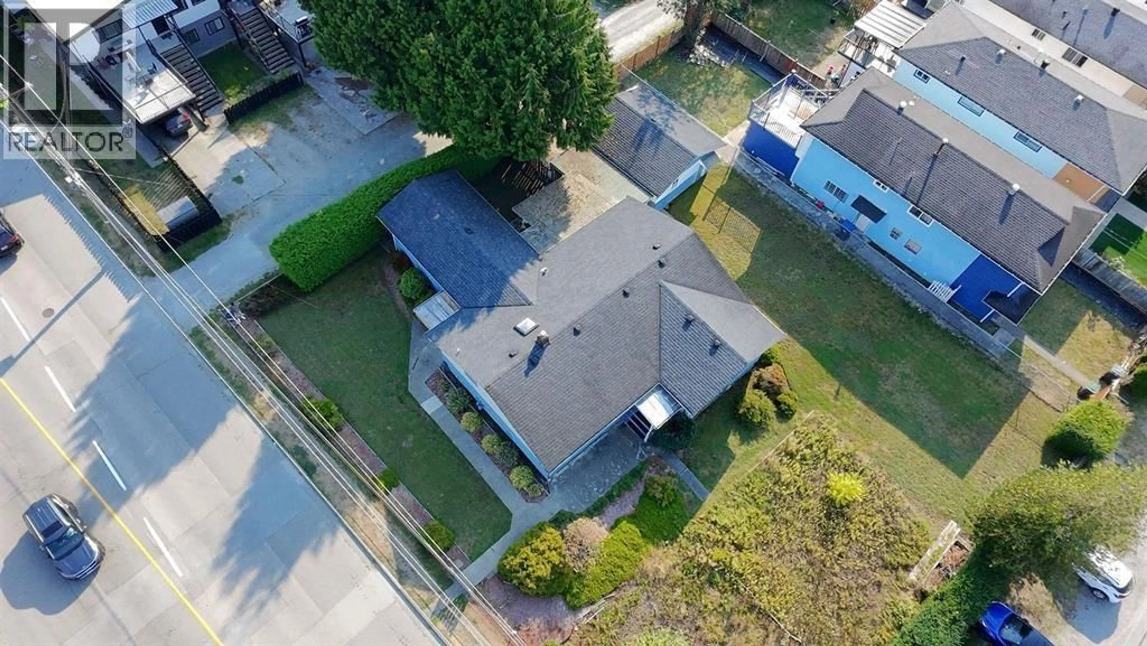 A pic from outside/outdoor area/front of a property/back of a property/a pic from drone, street for 3047 OXFORD STREET, Port Coquitlam British Columbia V3B4C2