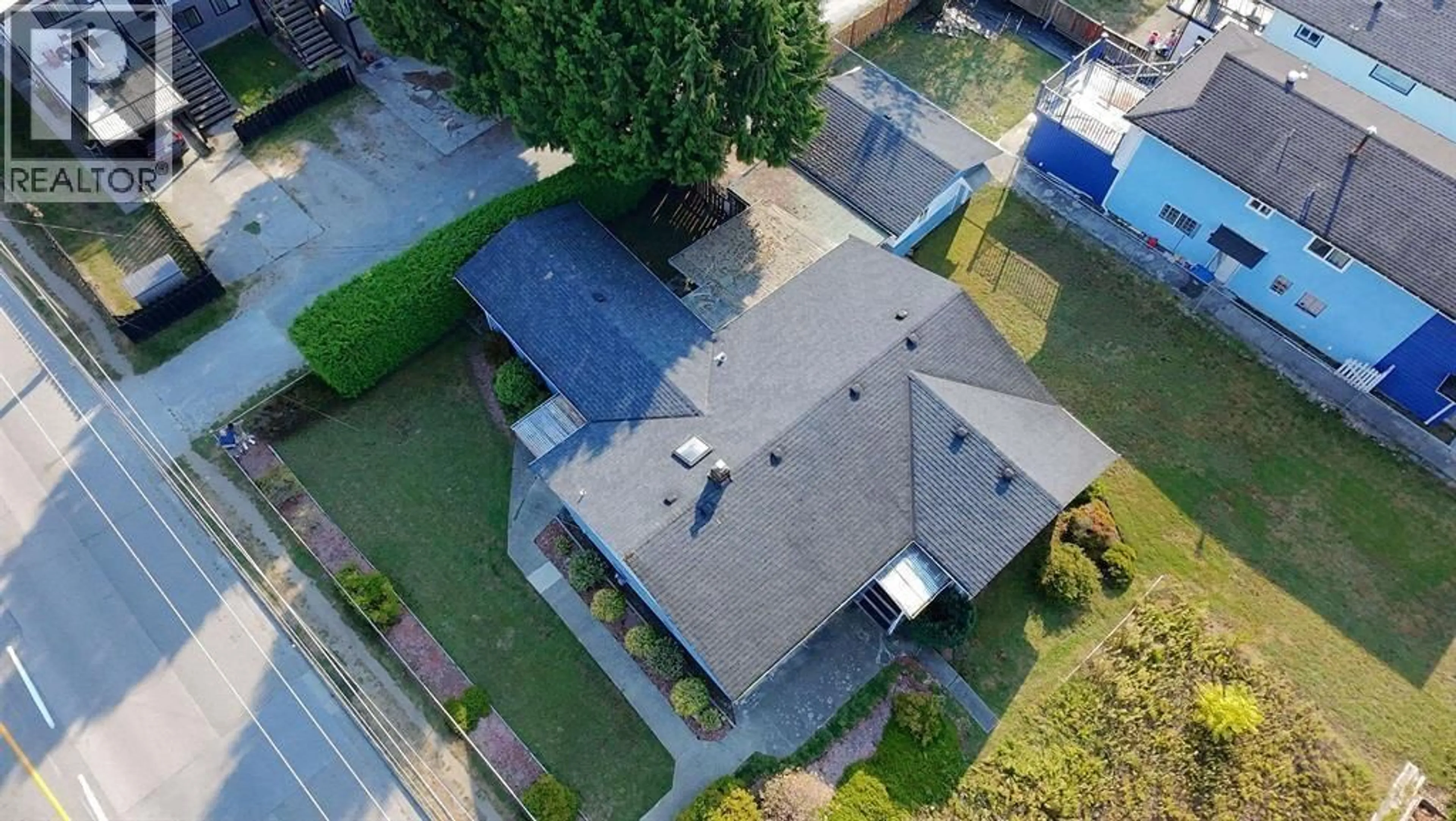 A pic from outside/outdoor area/front of a property/back of a property/a pic from drone, street for 3047 OXFORD STREET, Port Coquitlam British Columbia V3B4C2
