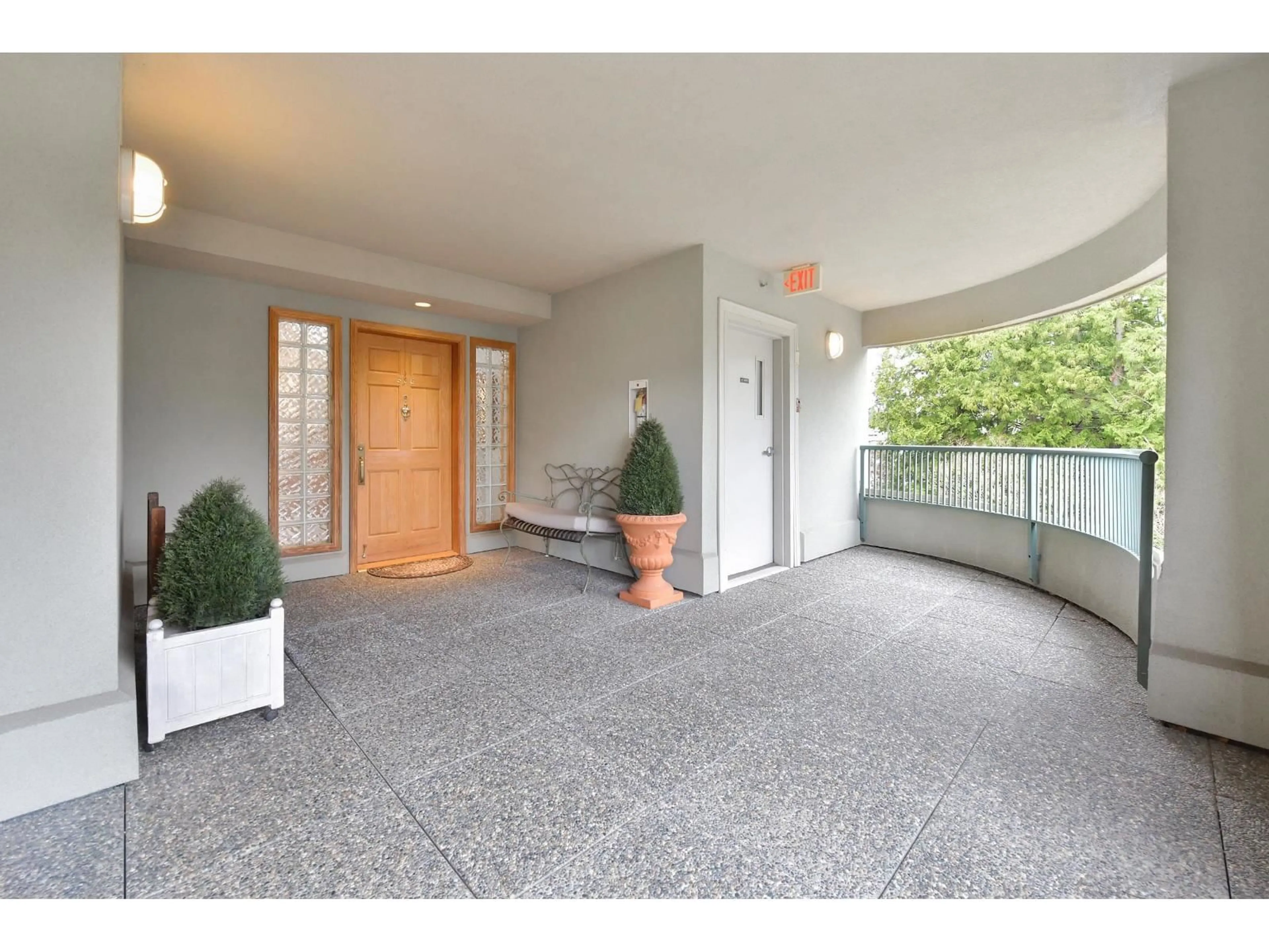 Indoor foyer for 506 - 1725 128 STREET, Surrey British Columbia V4A3V2