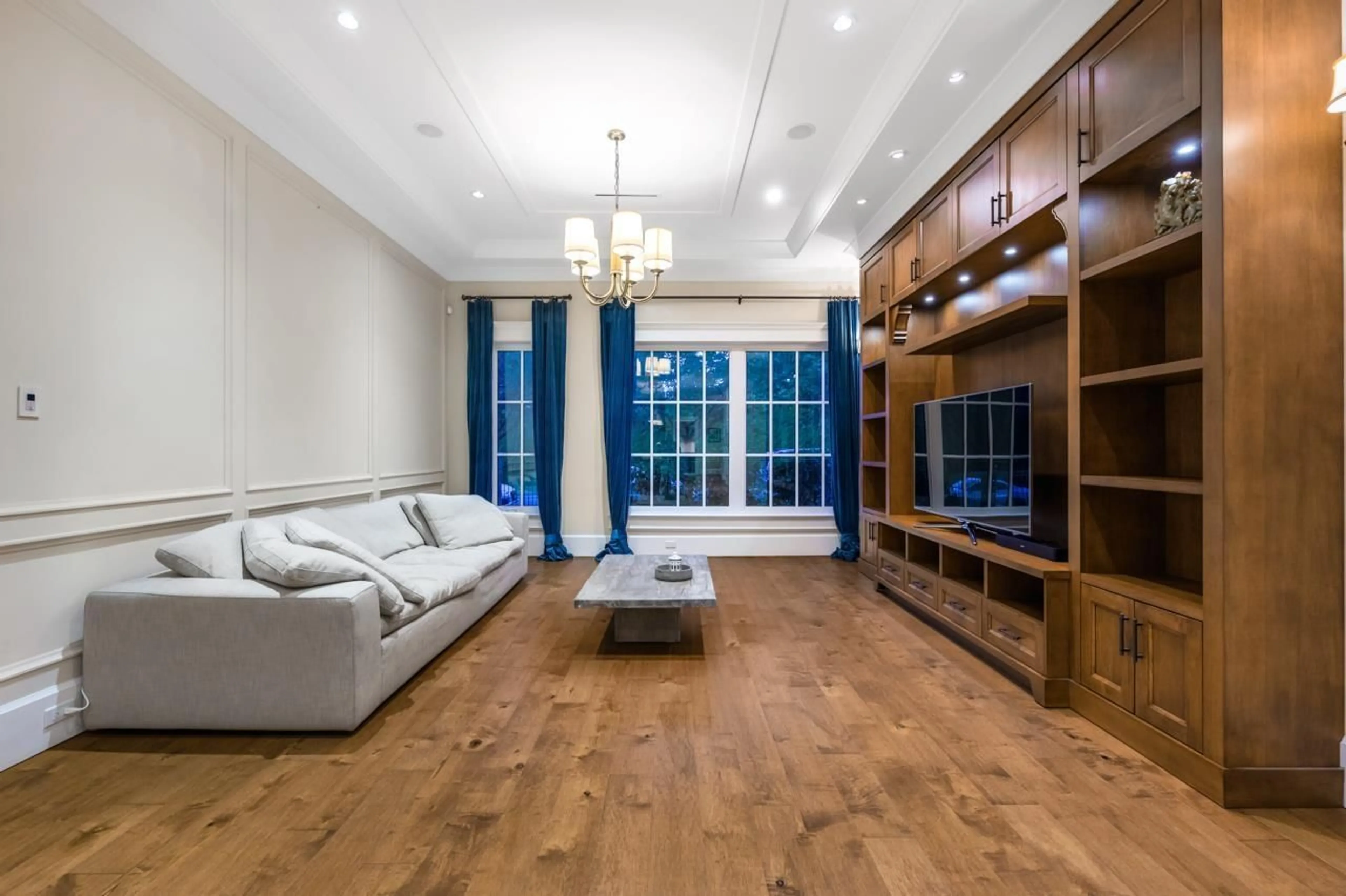 Living room with furniture, wood/laminate floor for 2923 WOODCREST PLACE, Surrey British Columbia V4P2K8