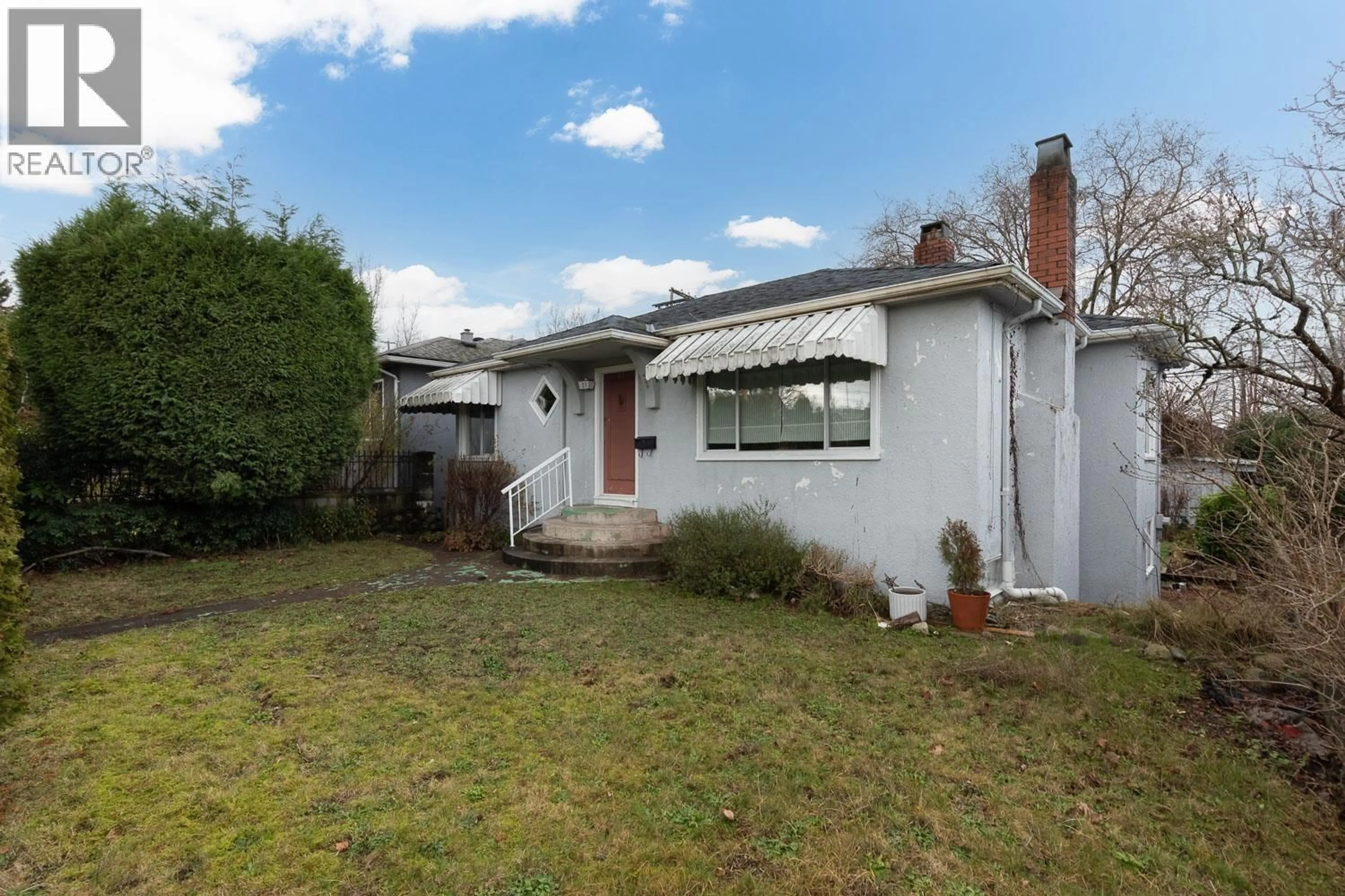 A pic from outside/outdoor area/front of a property/back of a property/a pic from drone, street for 21 41ST AVENUE, Vancouver British Columbia V5W1N4