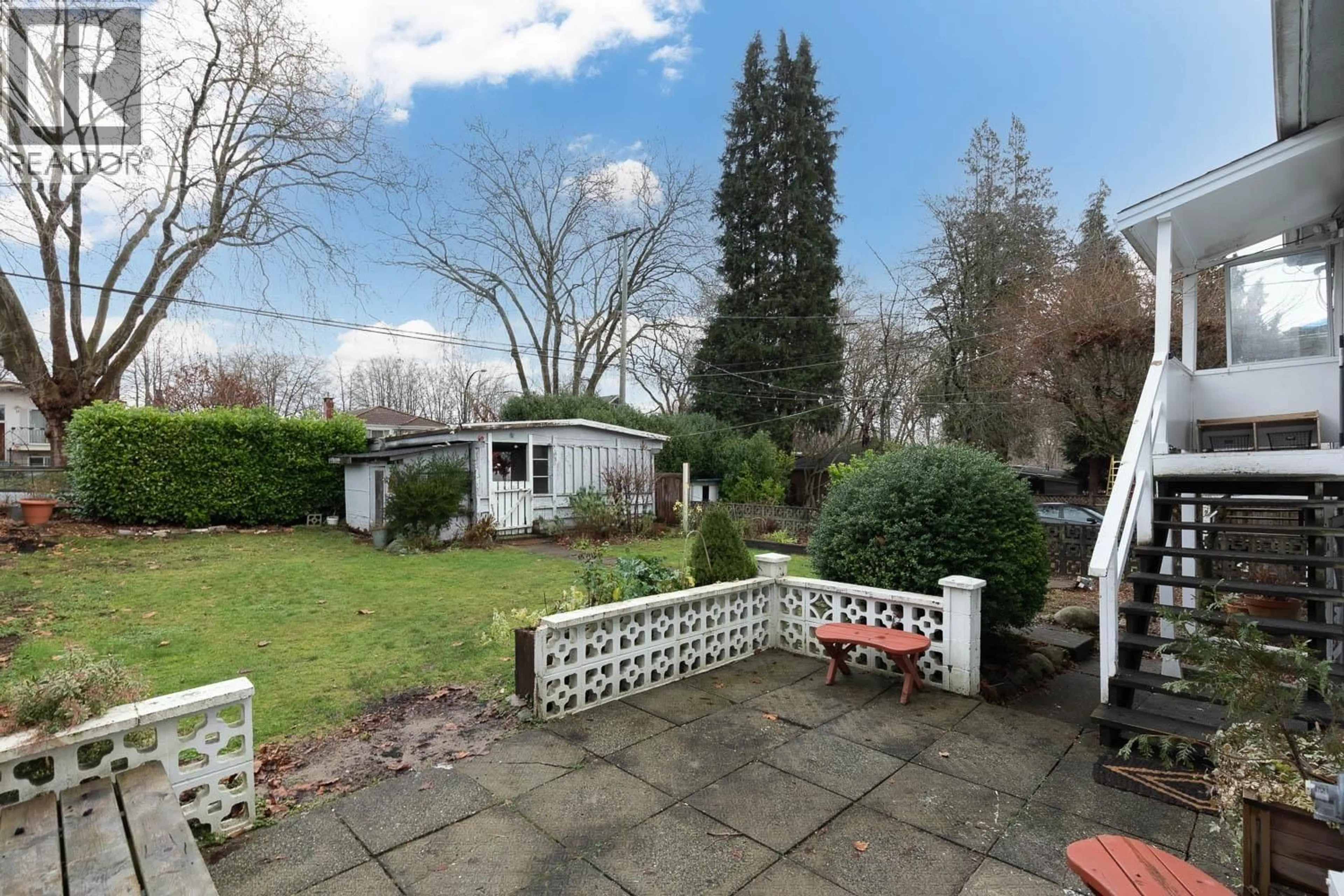 A pic from outside/outdoor area/front of a property/back of a property/a pic from drone, unknown for 21 41ST AVENUE, Vancouver British Columbia V5W1N4