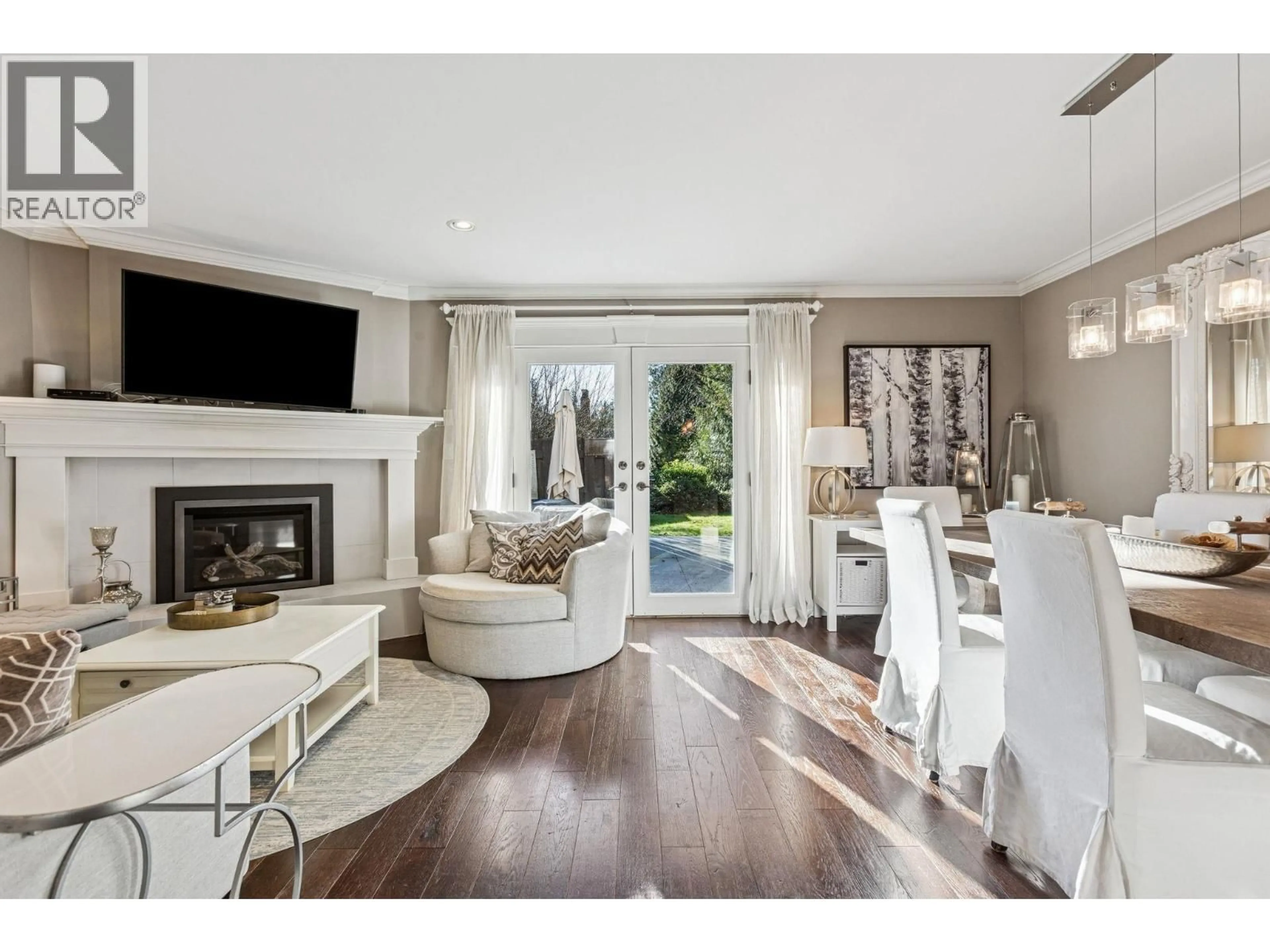 Living room with furniture, wood/laminate floor for 4687 HOSKINS ROAD, North Vancouver British Columbia V7K2R3