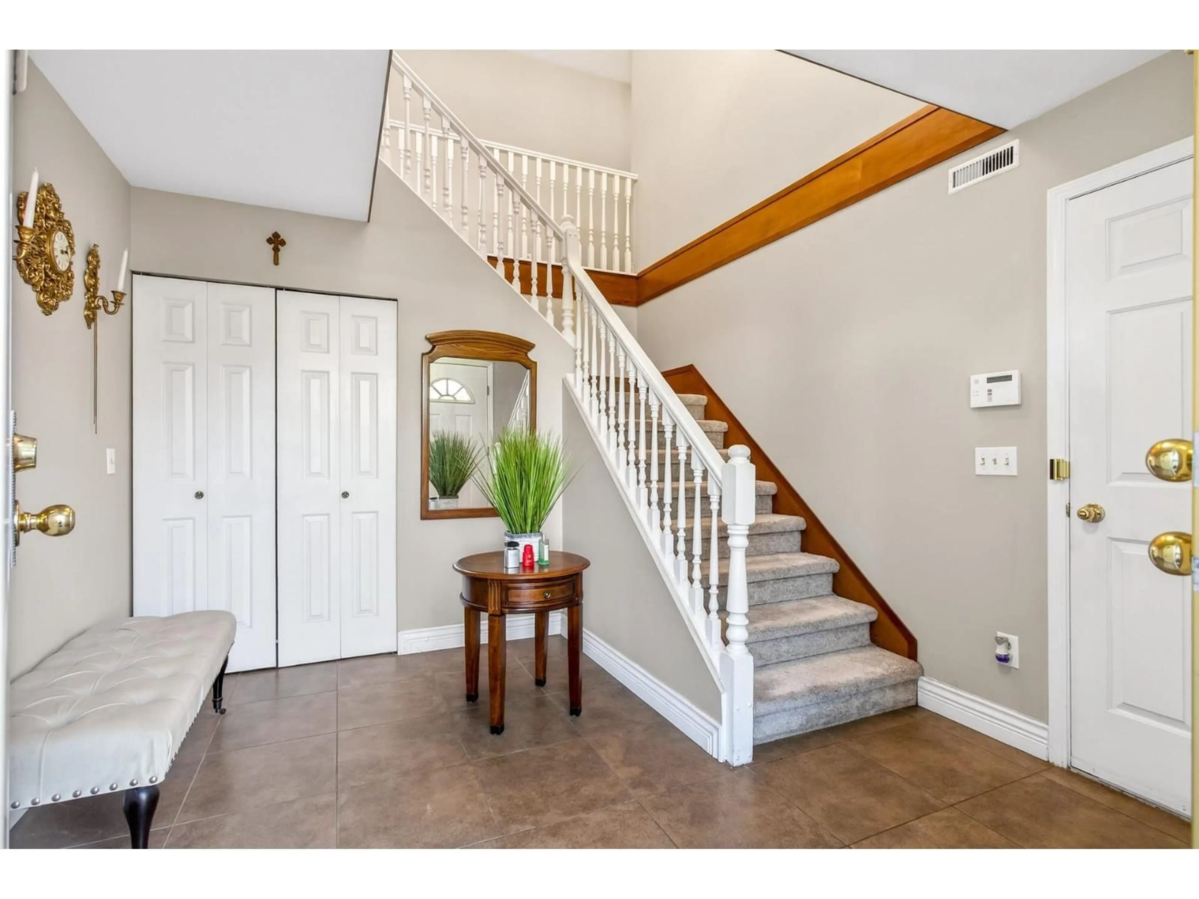 Indoor entryway for 15110 95A AVENUE, Surrey British Columbia V3R1E5