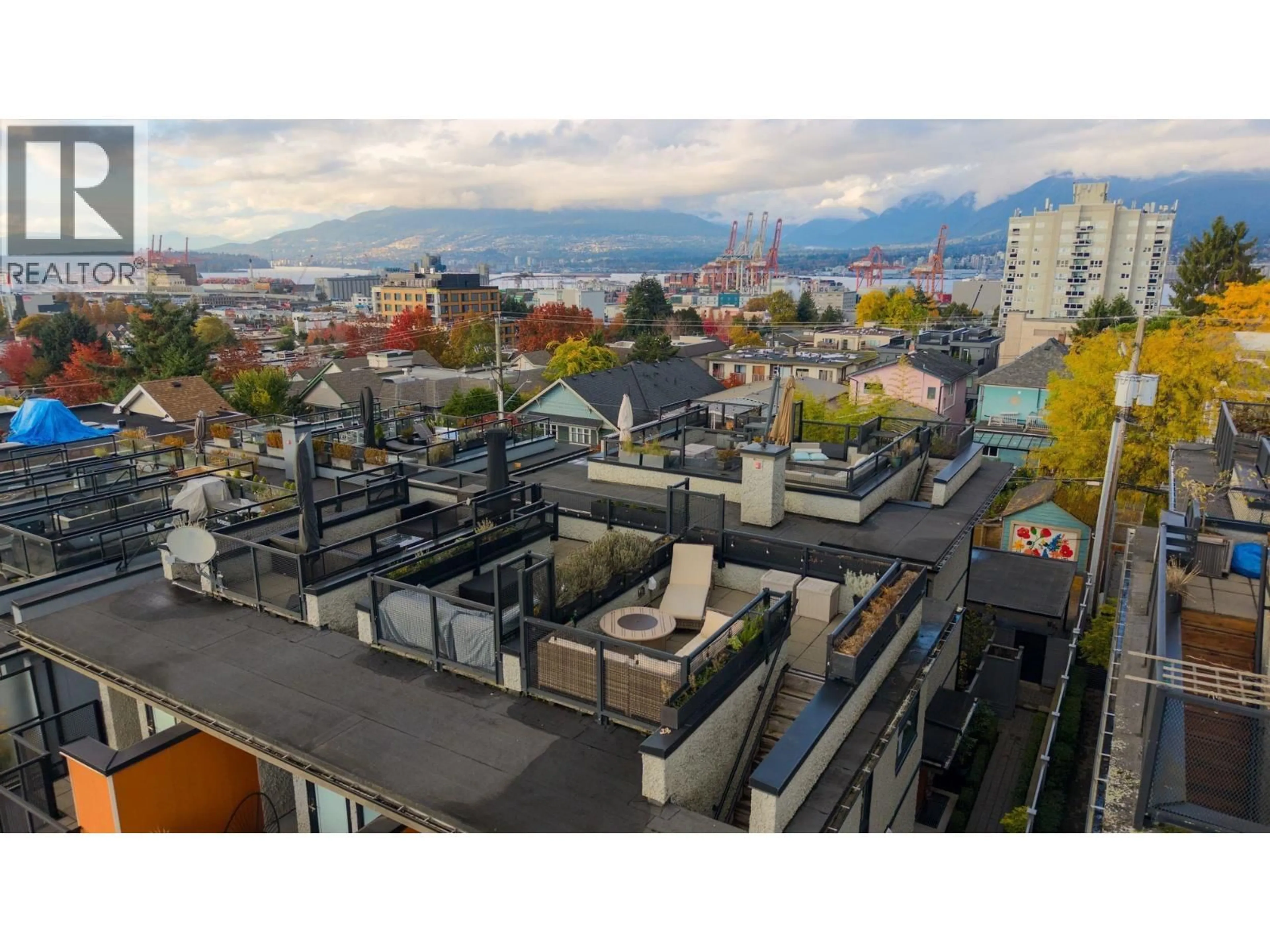 A pic from outside/outdoor area/front of a property/back of a property/a pic from drone, city buildings view from balcony for 4 - 1851 ADANAC STREET, Vancouver British Columbia V5L2E1