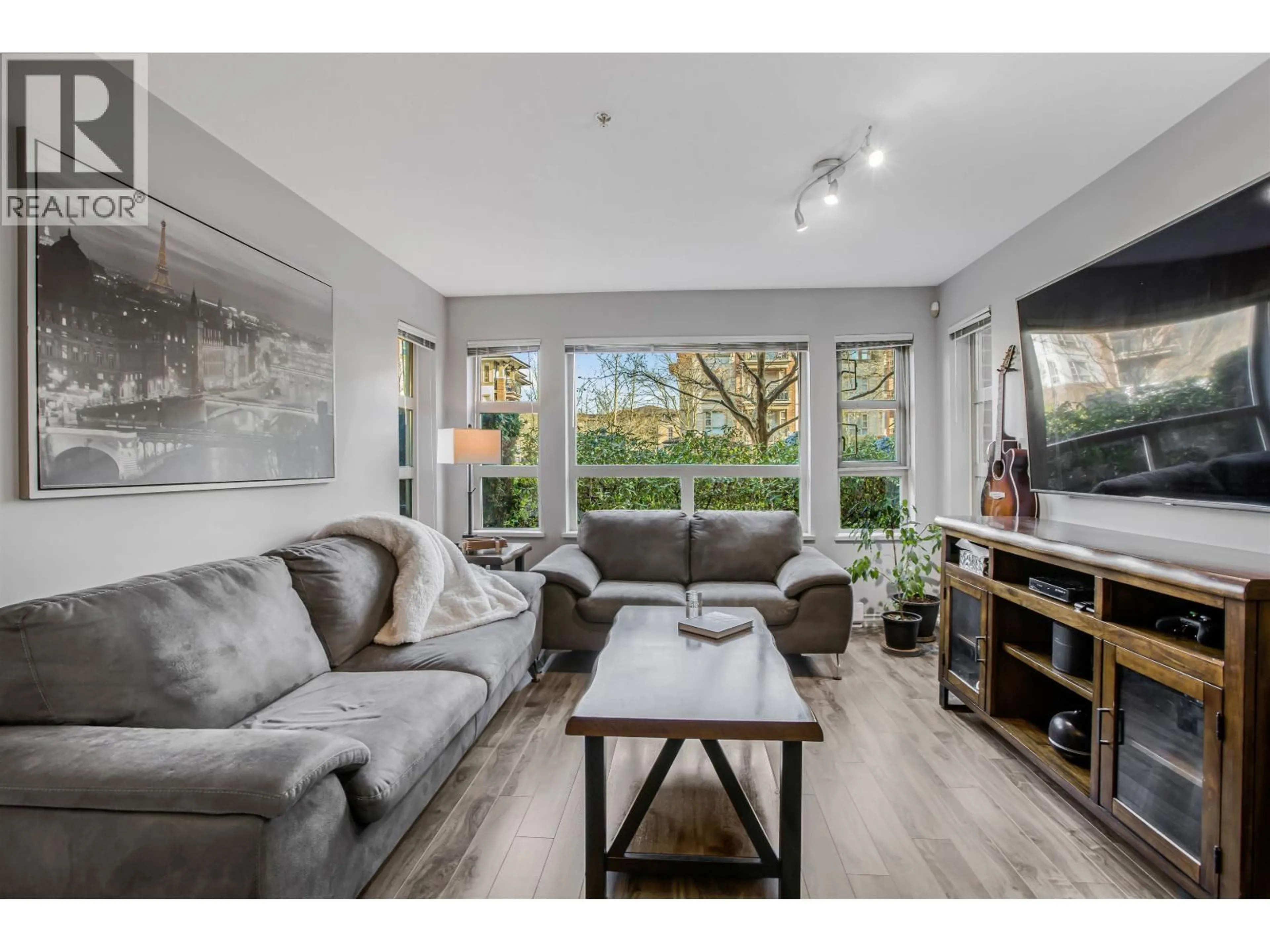 Living room with furniture, wood/laminate floor for 6101 - 5117 GARDEN CITY ROAD, Richmond British Columbia V6X4H7