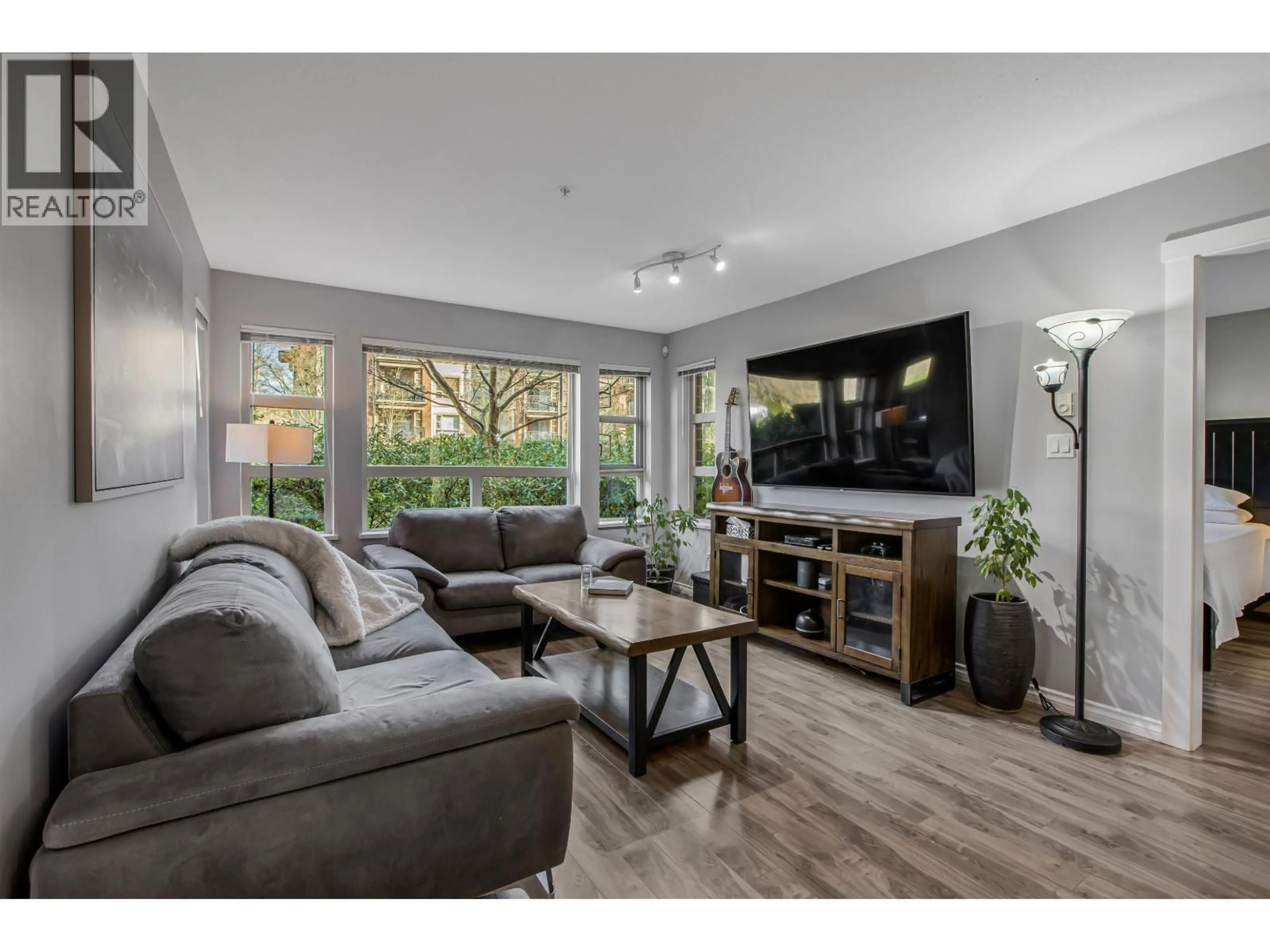Living room with furniture, wood/laminate floor for 6101 - 5117 GARDEN CITY ROAD, Richmond British Columbia V6X4H7