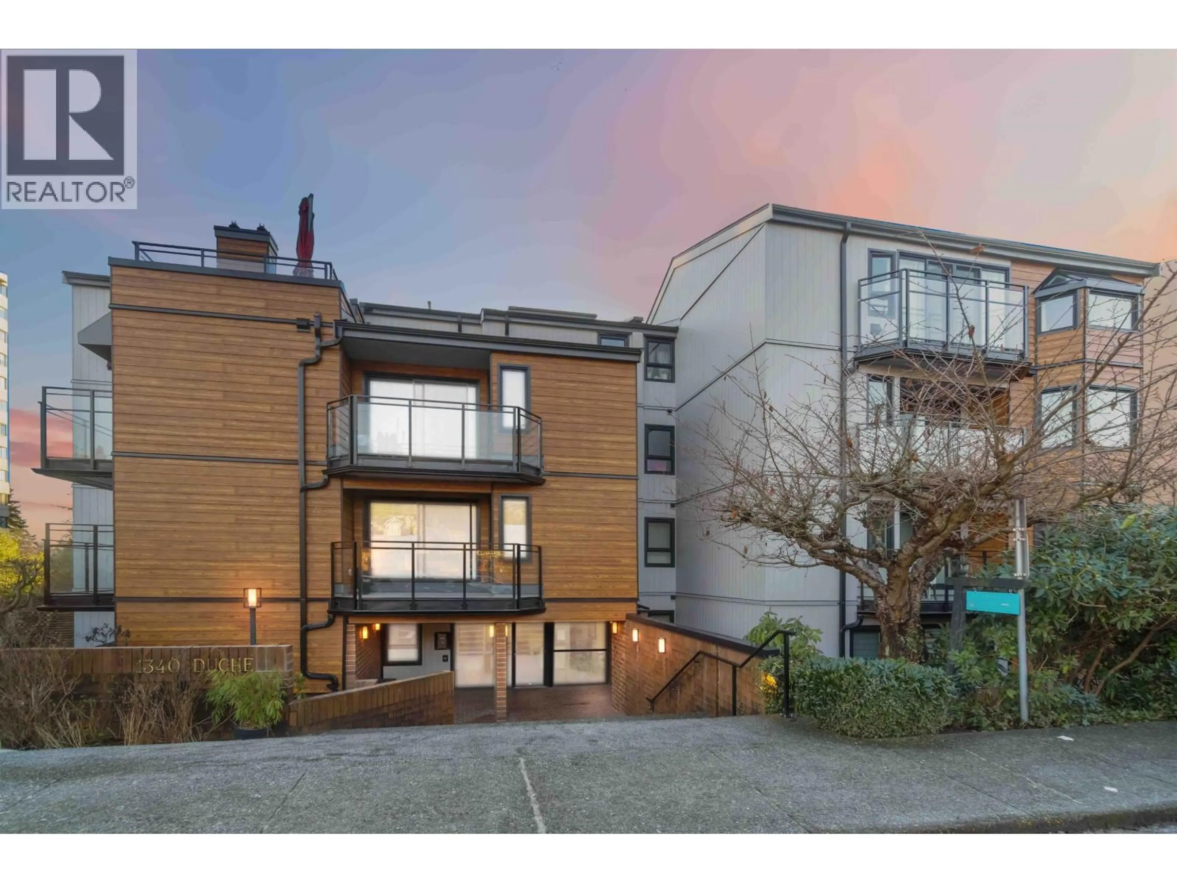 A pic from outside/outdoor area/front of a property/back of a property/a pic from drone, unknown for 206 - 1340 DUCHESS AVENUE, West Vancouver British Columbia V7T1H6