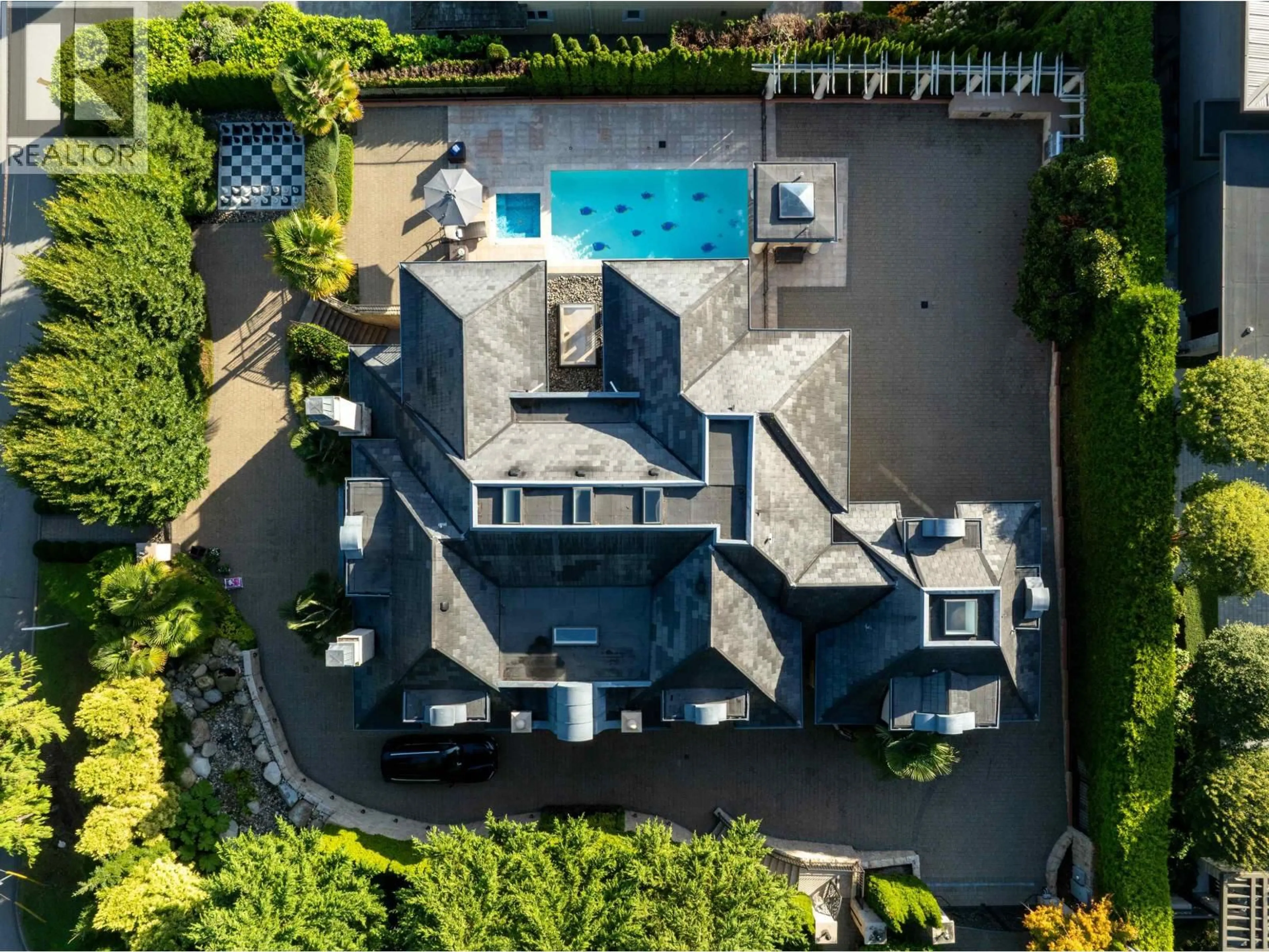 A pic from outside/outdoor area/front of a property/back of a property/a pic from drone, unknown for 2912 MATHERS AVENUE, West Vancouver British Columbia V7V2K1