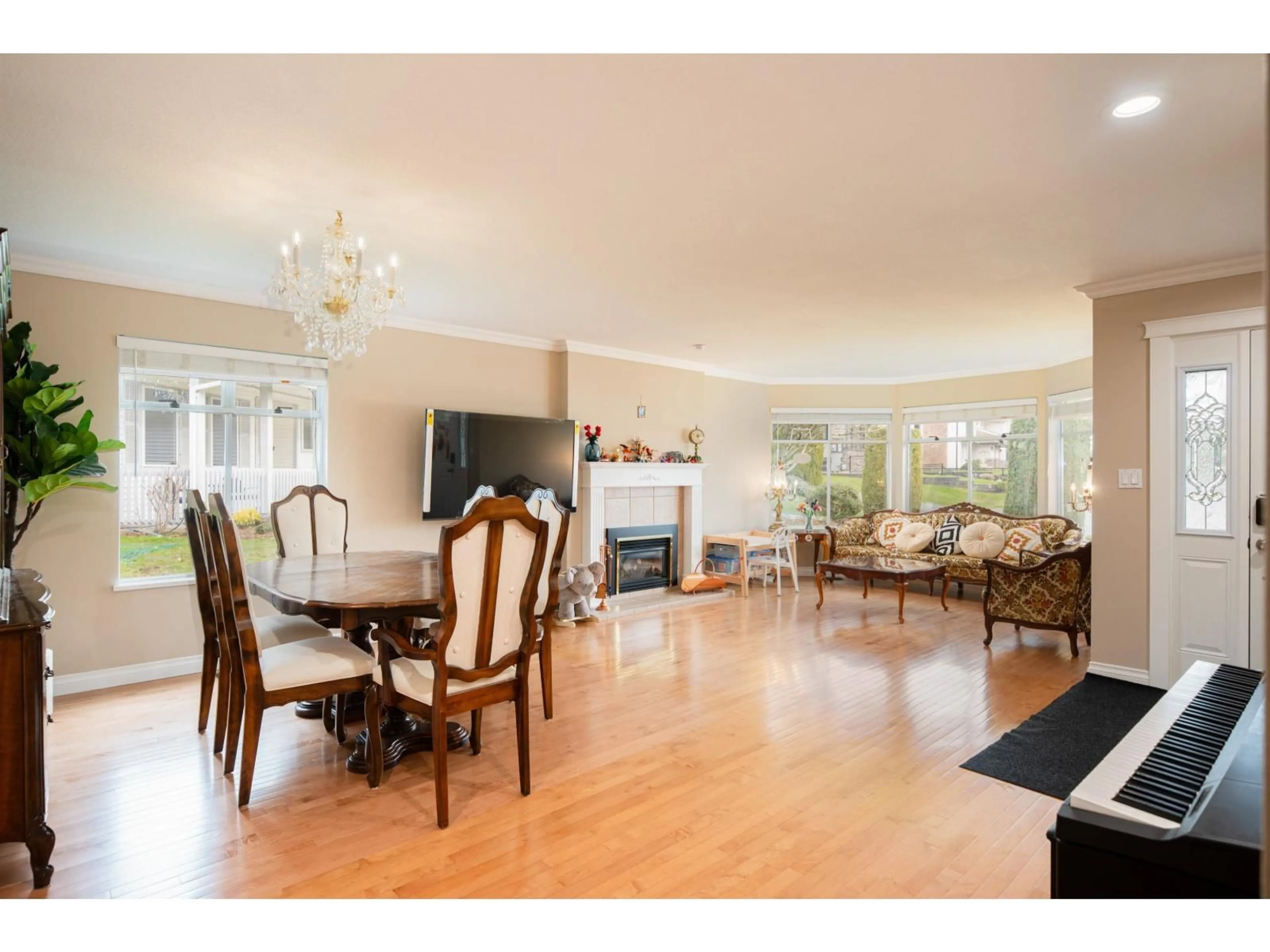 Dining room, wood/laminate floor for 8489 154A STREET, Surrey British Columbia V3S6H5