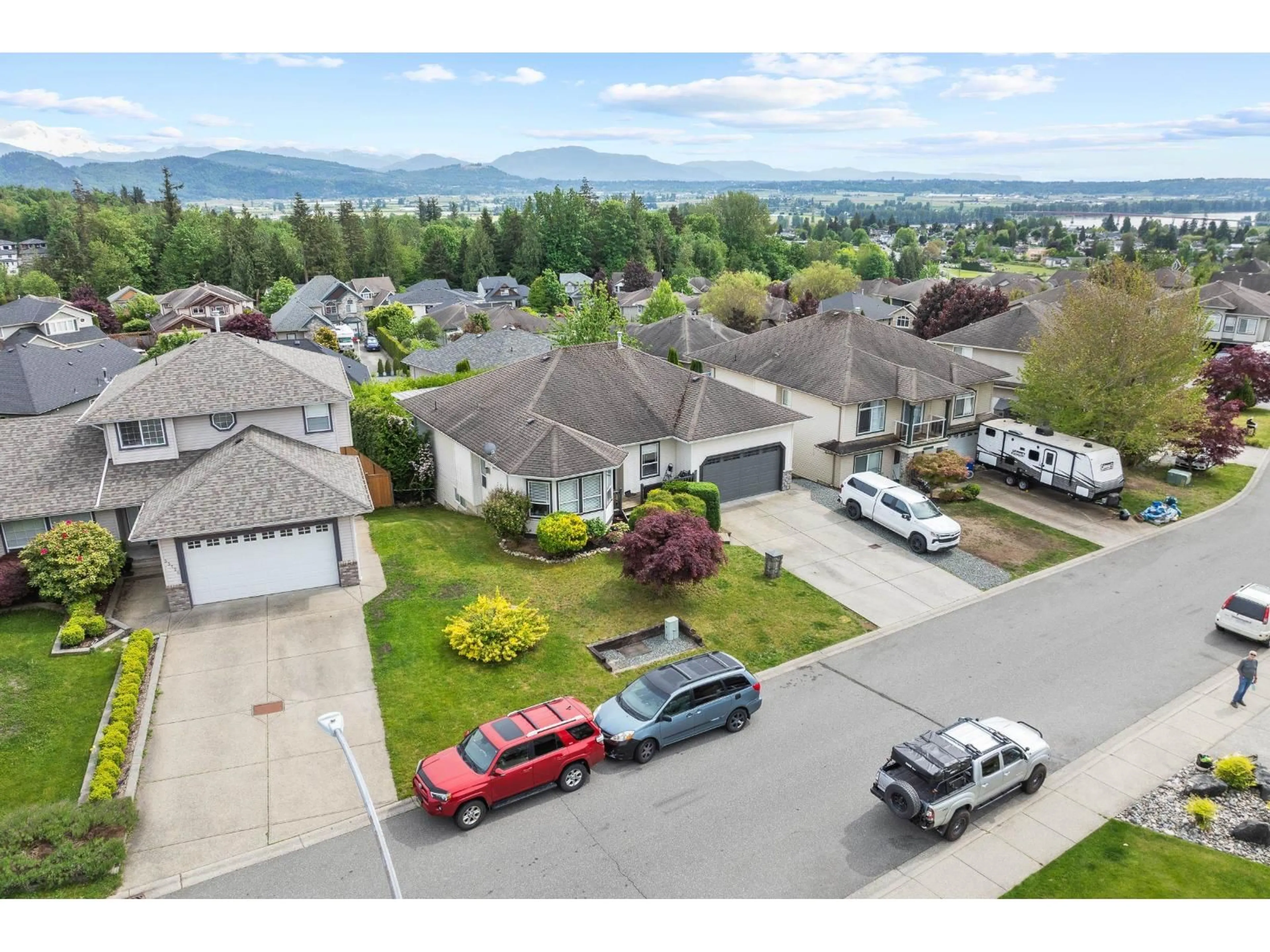 A pic from outside/outdoor area/front of a property/back of a property/a pic from drone, mountain view for 33720 GREWALL CRESCENT, Mission British Columbia V2V7B7