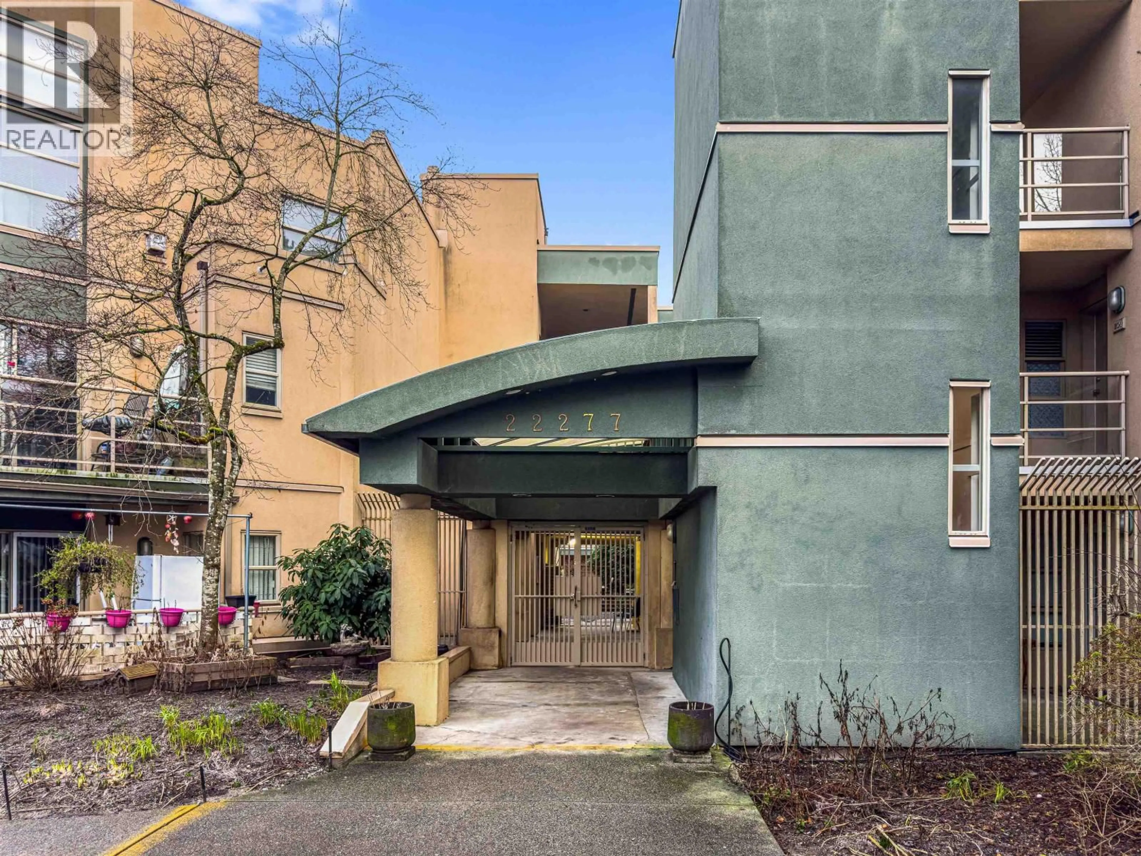 Indoor foyer for 101 - 22277 122 AVENUE, Maple Ridge British Columbia V2X3X8