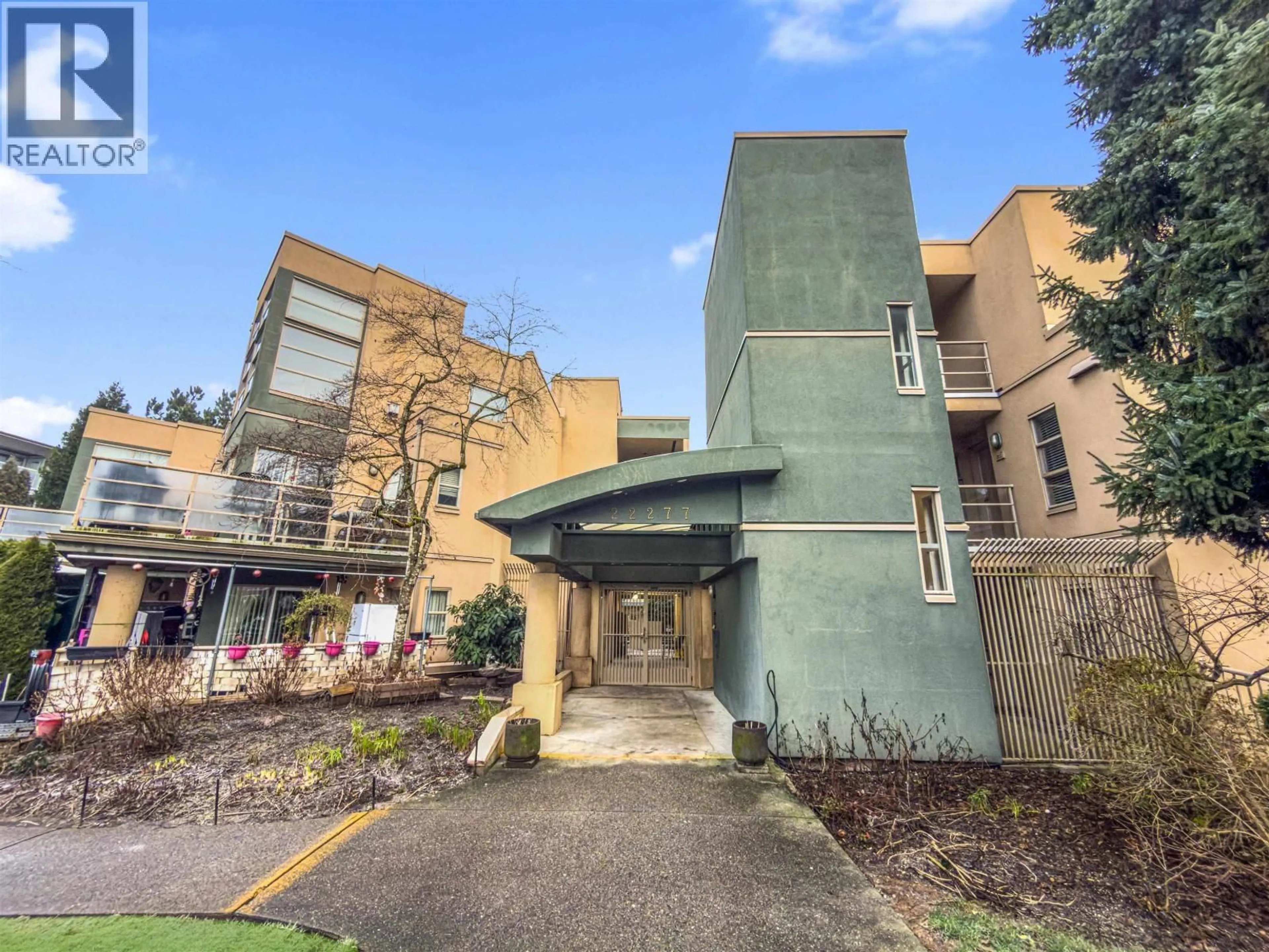 Indoor foyer for 101 - 22277 122 AVENUE, Maple Ridge British Columbia V2X3X8
