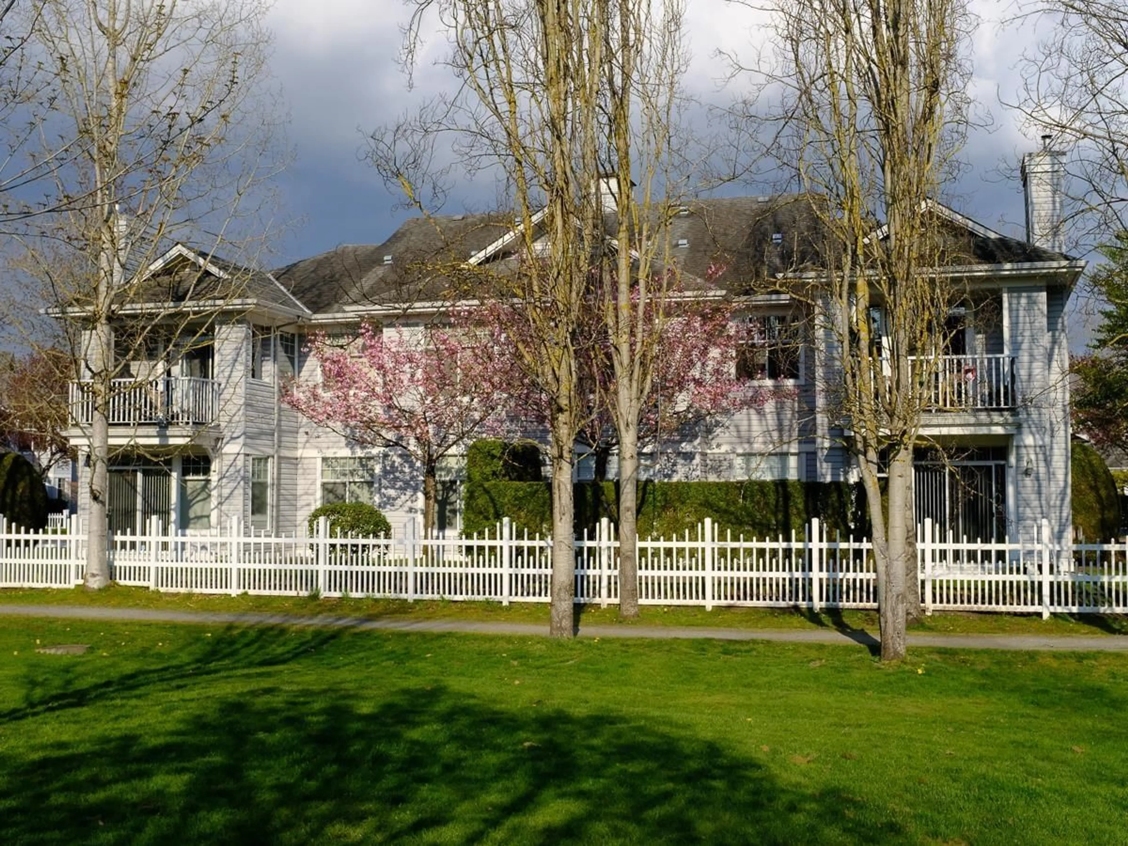 A pic from outside/outdoor area/front of a property/back of a property/a pic from drone, building for 6 - 5708 208 STREET, Langley British Columbia V3A8L4