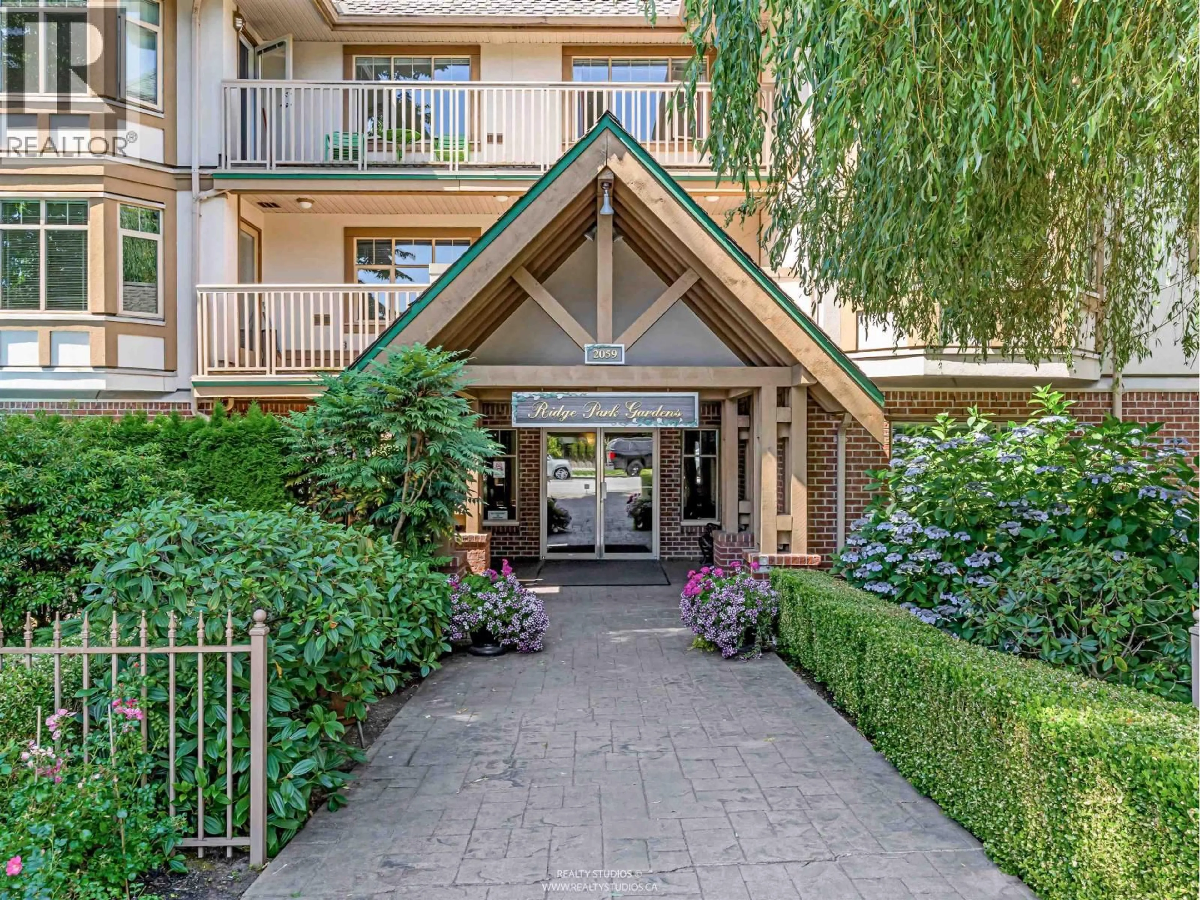 Indoor foyer for 413 - 2059 CHESTERFIELD AVENUE, North Vancouver British Columbia V7M2P4