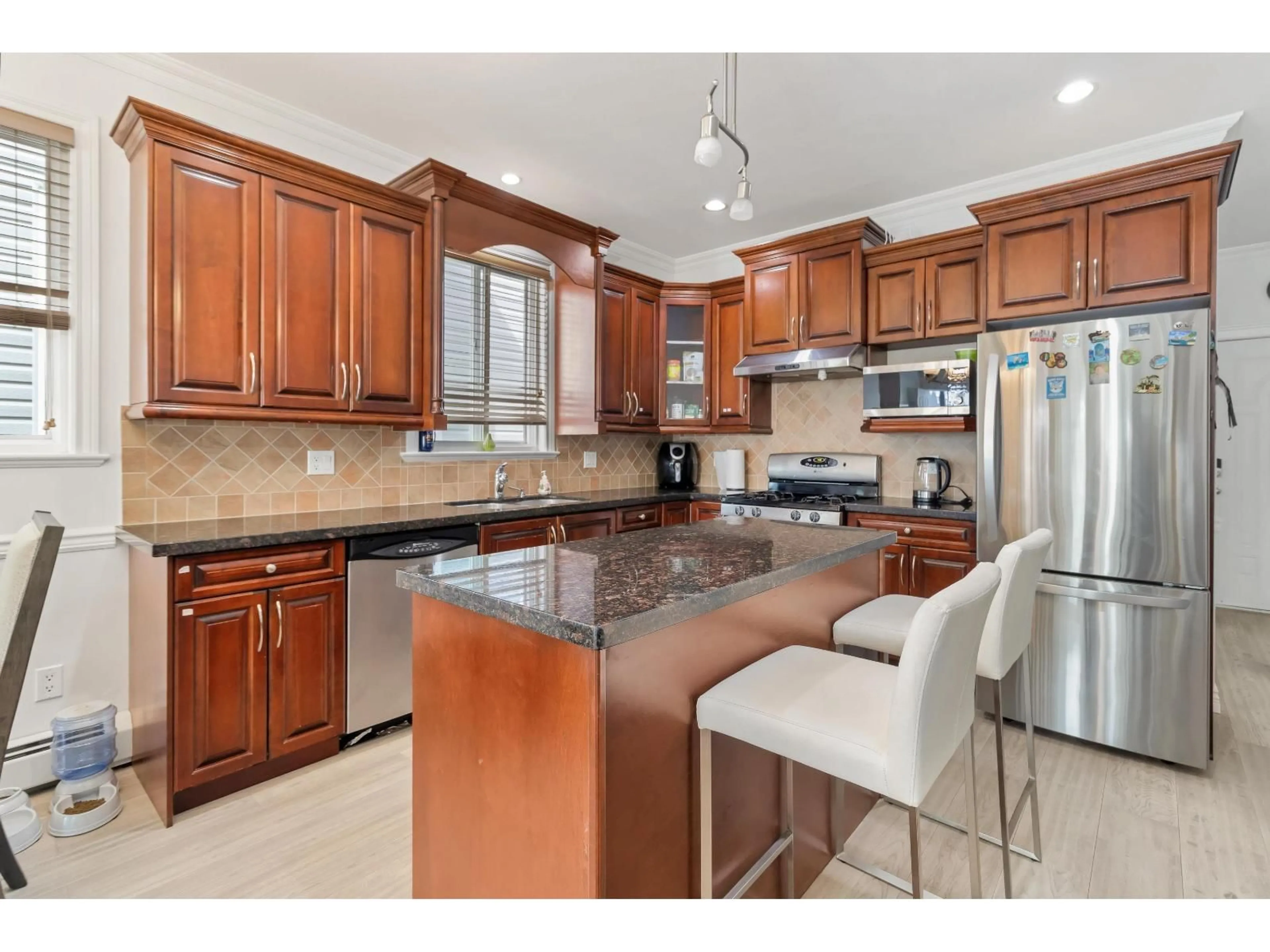 Open concept kitchen, ceramic/tile floor for 6999 144A STREET, Surrey British Columbia V3S2X8