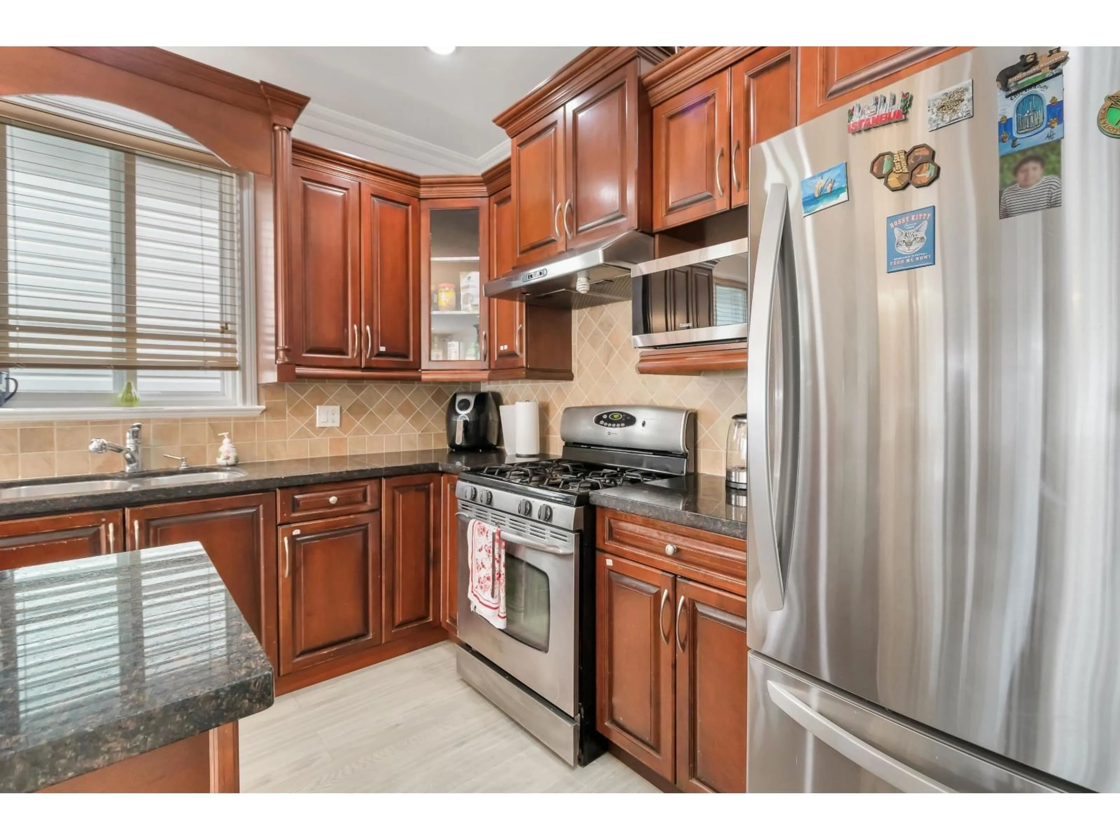 Standard kitchen, ceramic/tile floor for 6999 144A STREET, Surrey British Columbia V3S2X8