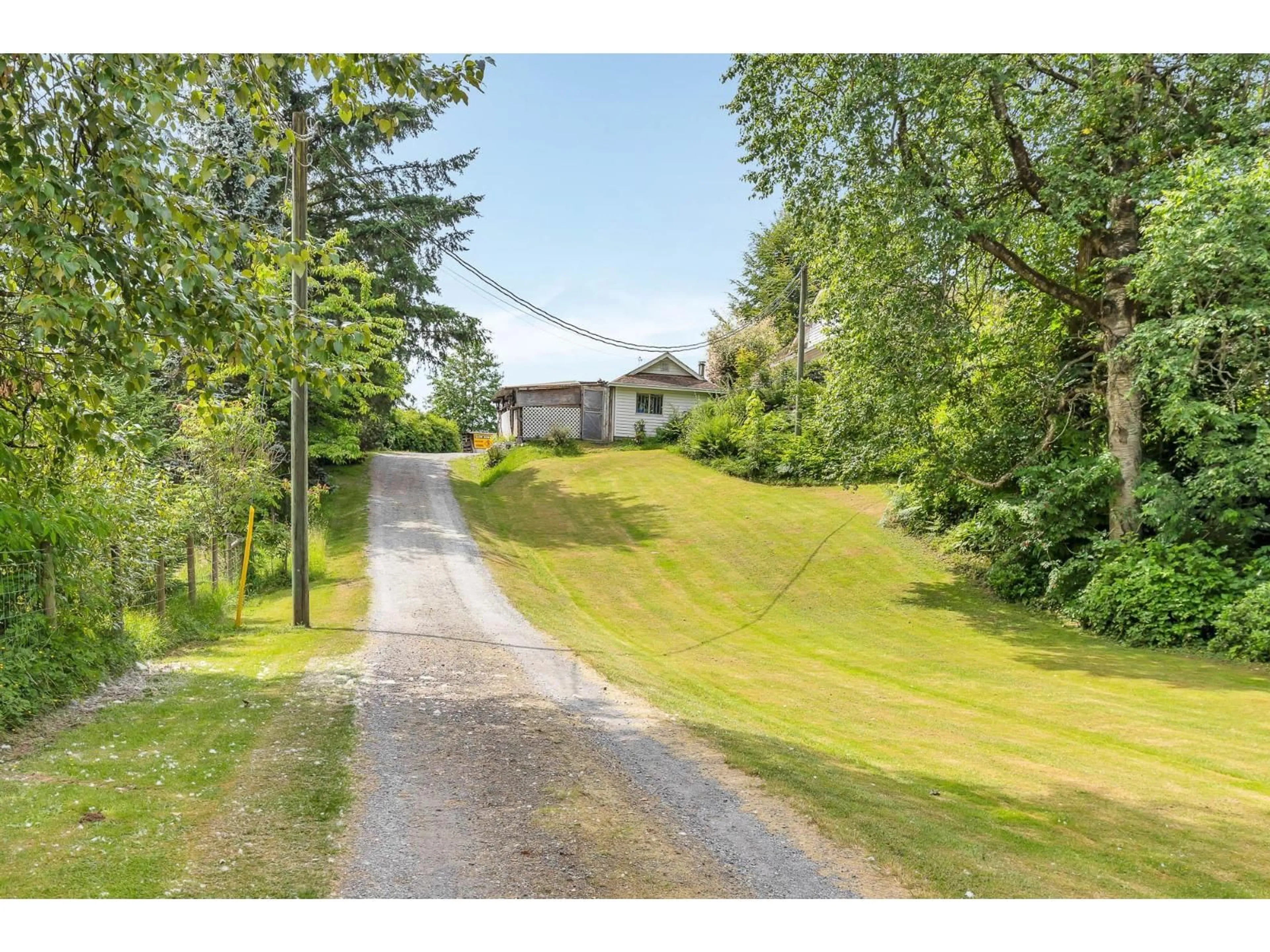 A pic from outside/outdoor area/front of a property/back of a property/a pic from drone, street for 33470 IHLES AVENUE, Mission British Columbia V2V6Y1