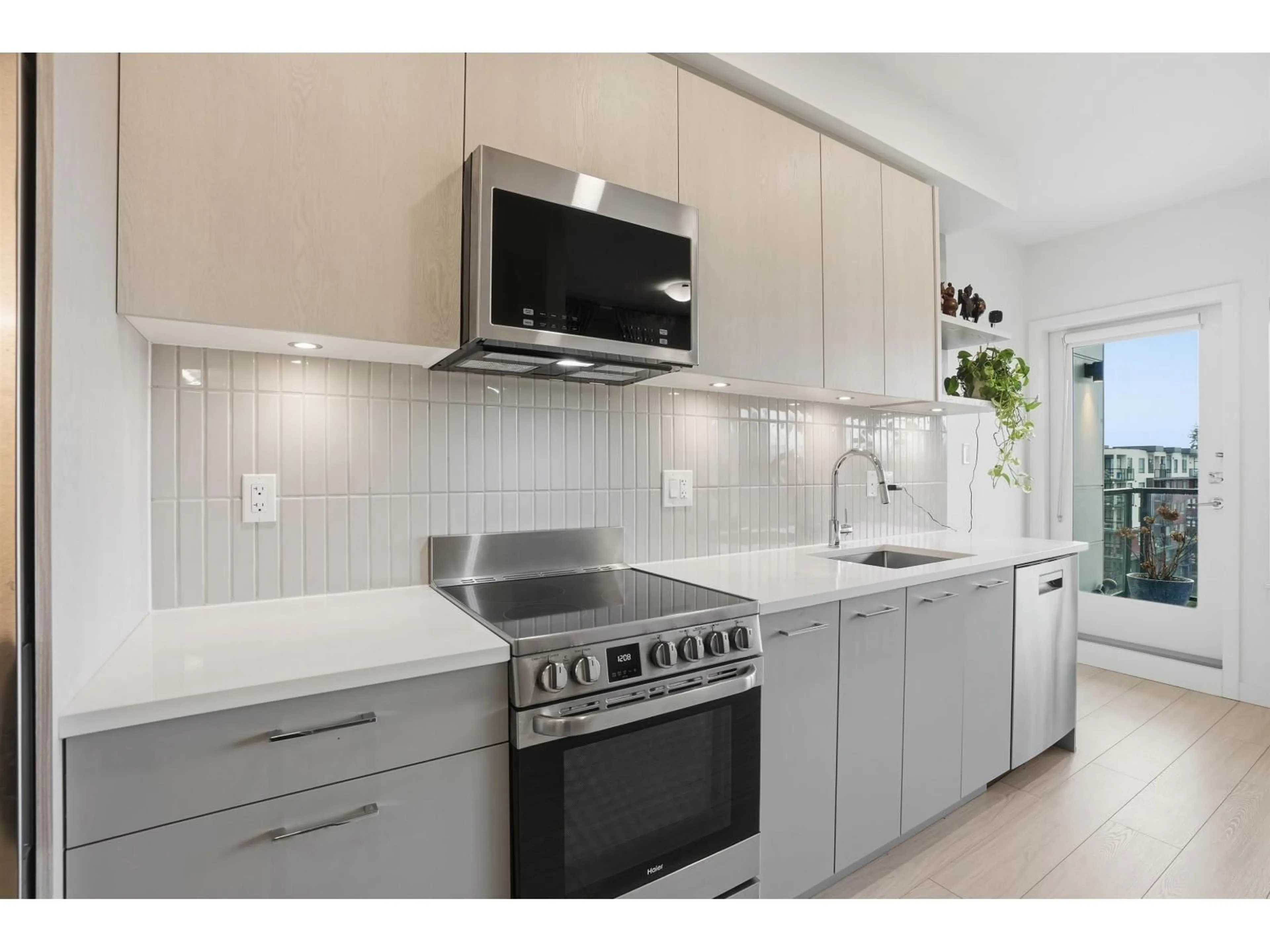Standard kitchen, ceramic/tile floor for 604 - 10777 138 STREET, Surrey British Columbia V3T0T5