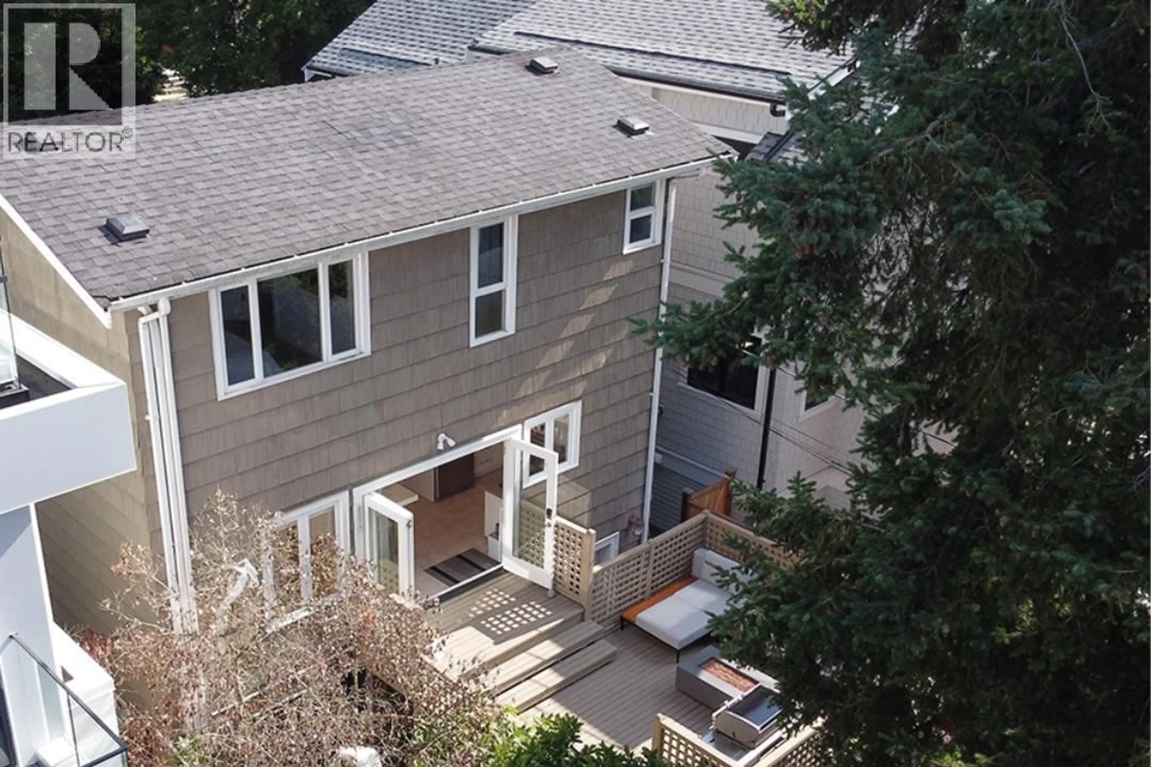 A pic from outside/outdoor area/front of a property/back of a property/a pic from drone, city buildings view from balcony for 3340 15TH AVENUE, Vancouver British Columbia V6R2Y8