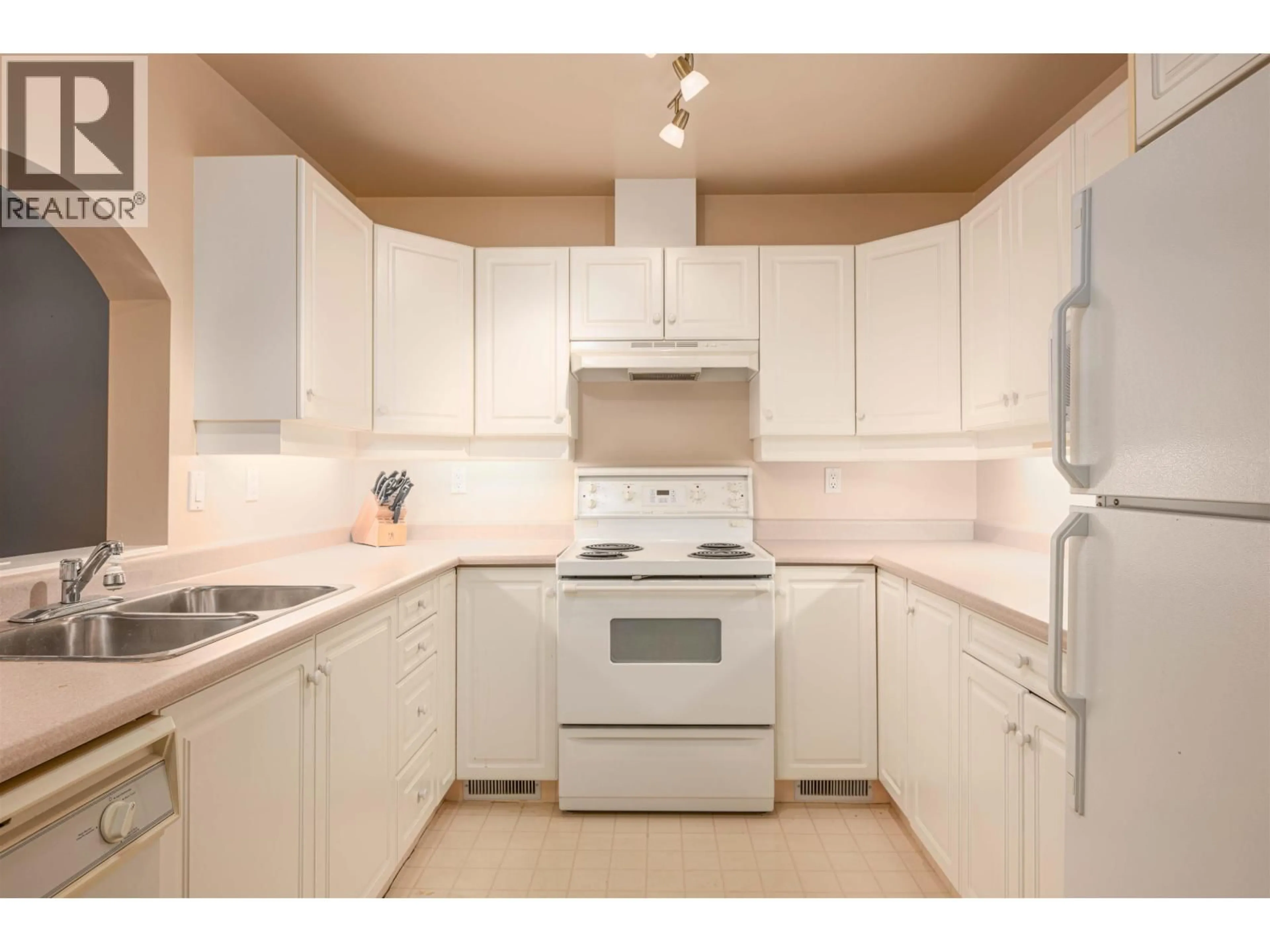 Standard kitchen, unknown for 402 - 1638 6TH AVENUE, Prince George British Columbia V2L3N6