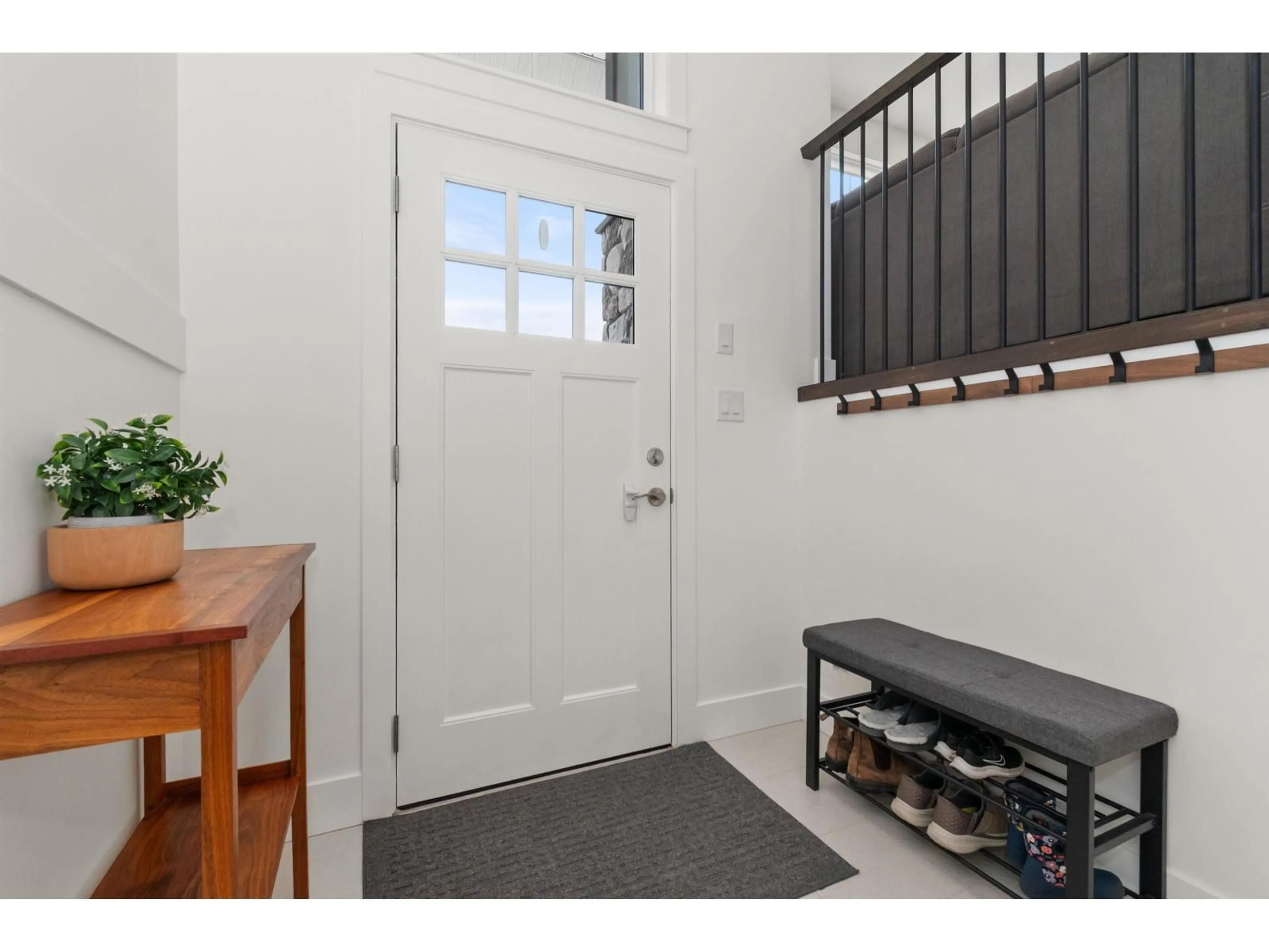 Indoor entryway for 10 - 47203 VISTA PLACE, Chilliwack British Columbia V2R6E2