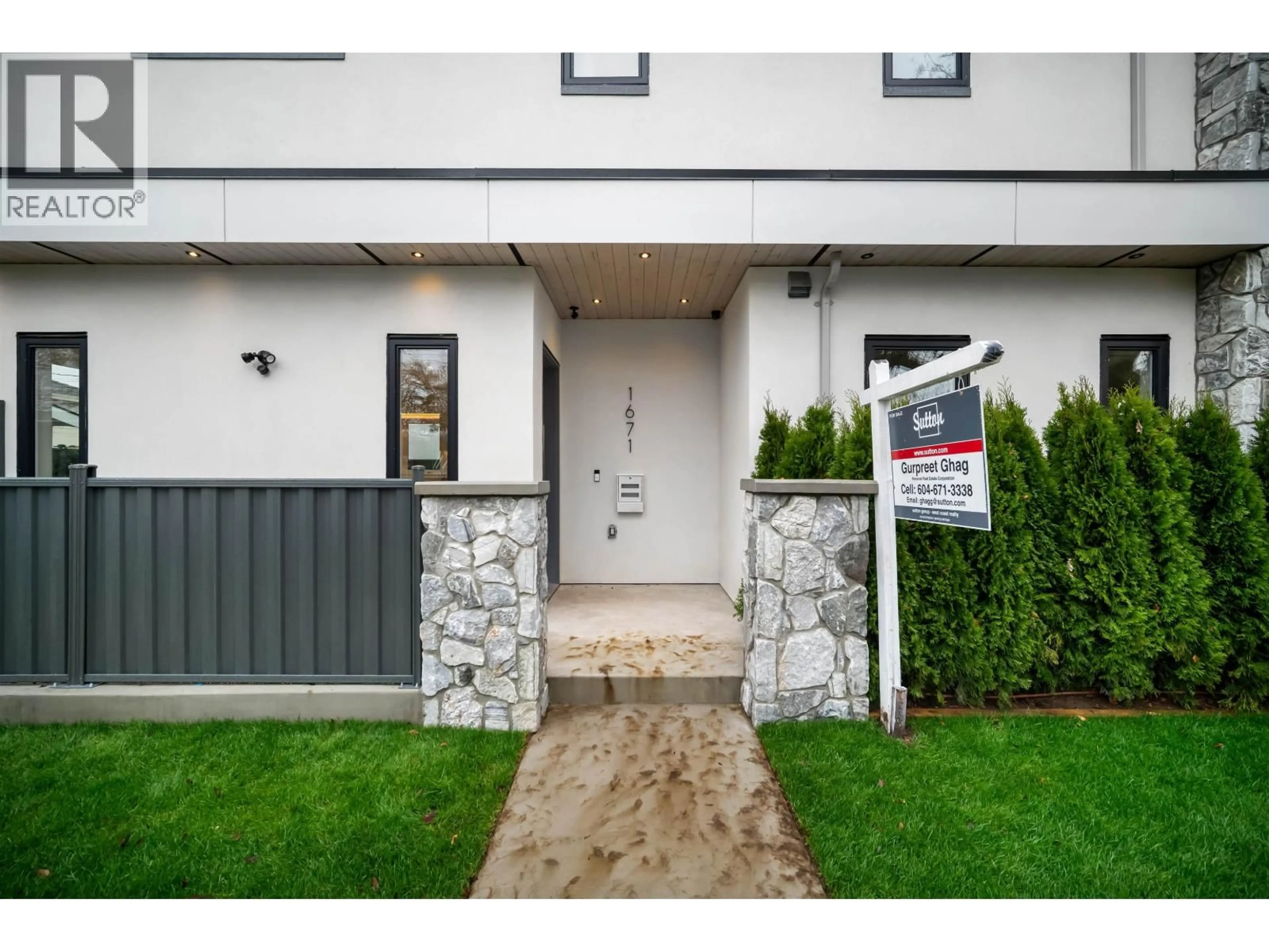 Indoor entryway for 1671 31ST AVENUE, Vancouver British Columbia V5N3B2
