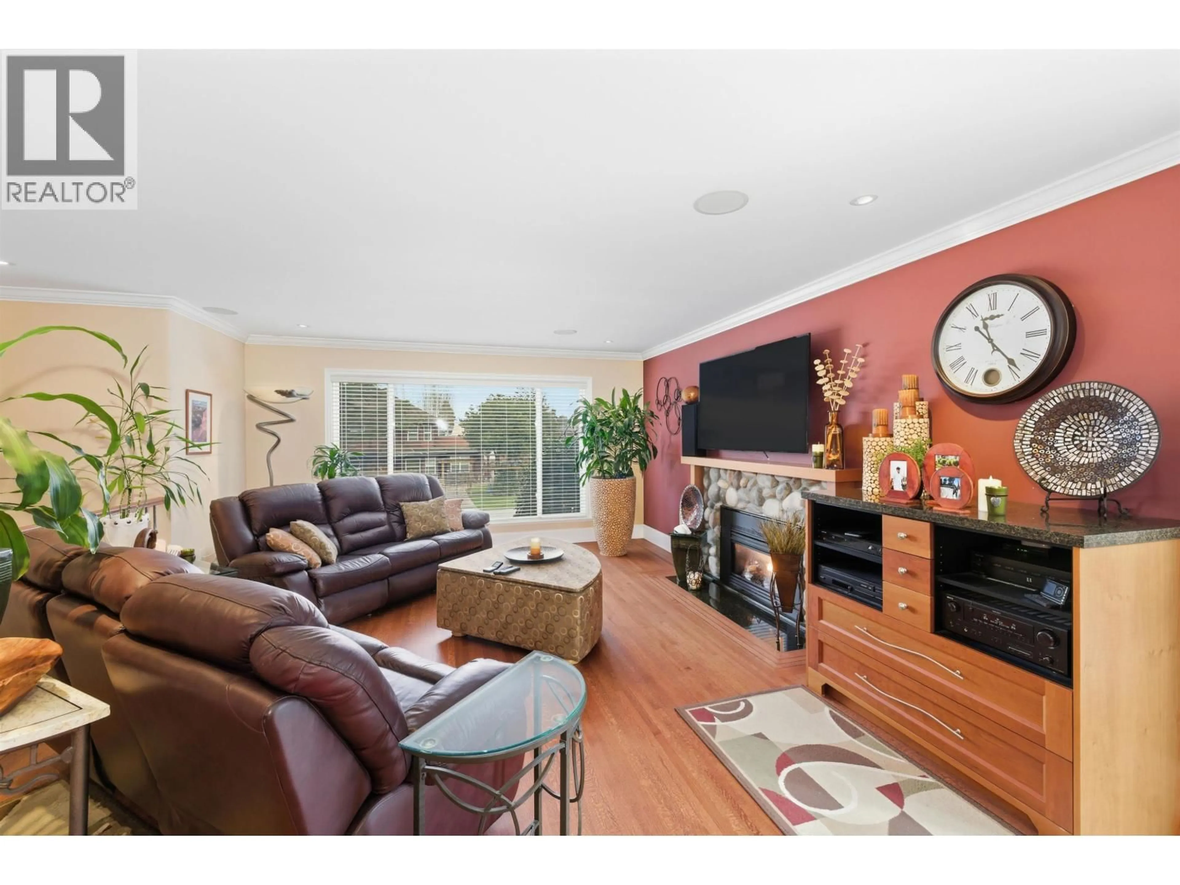 Living room with furniture, wood/laminate floor for 10600 SWINTON CRESCENT, Richmond British Columbia V7A3S6