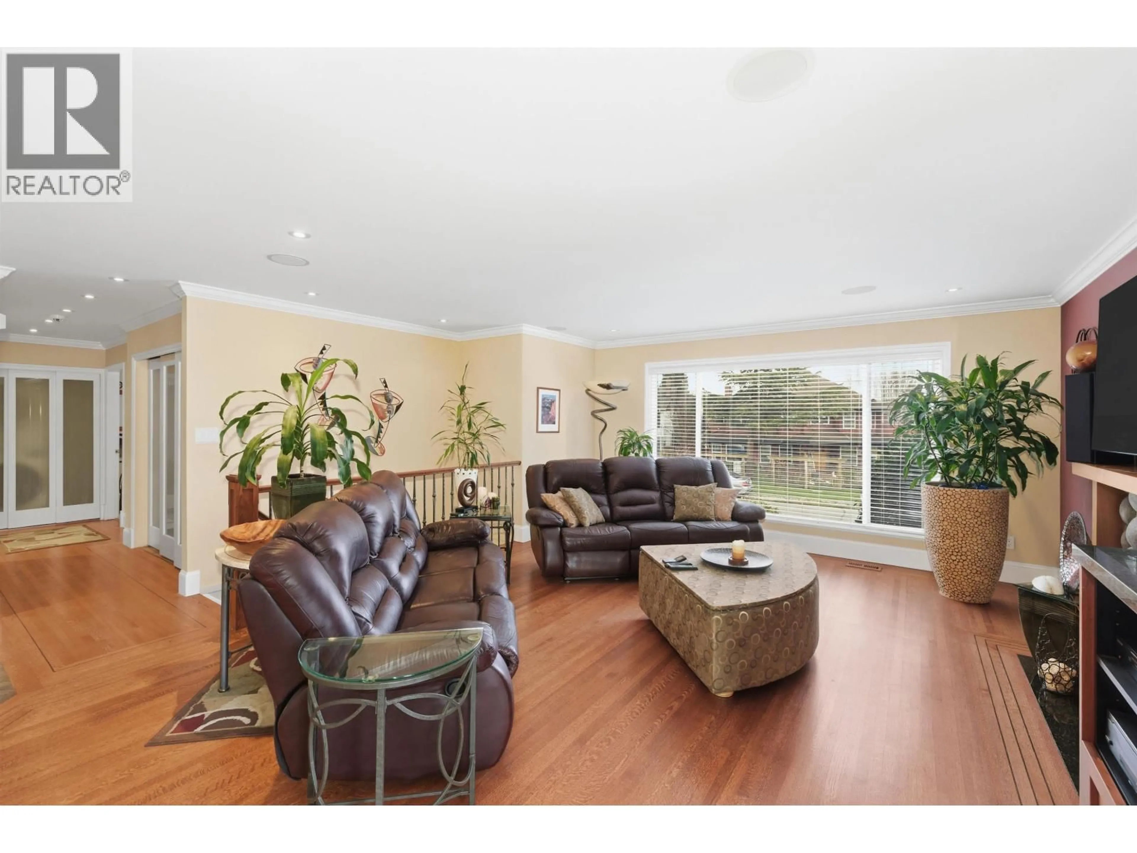 Living room with furniture, wood/laminate floor for 10600 SWINTON CRESCENT, Richmond British Columbia V7A3S6