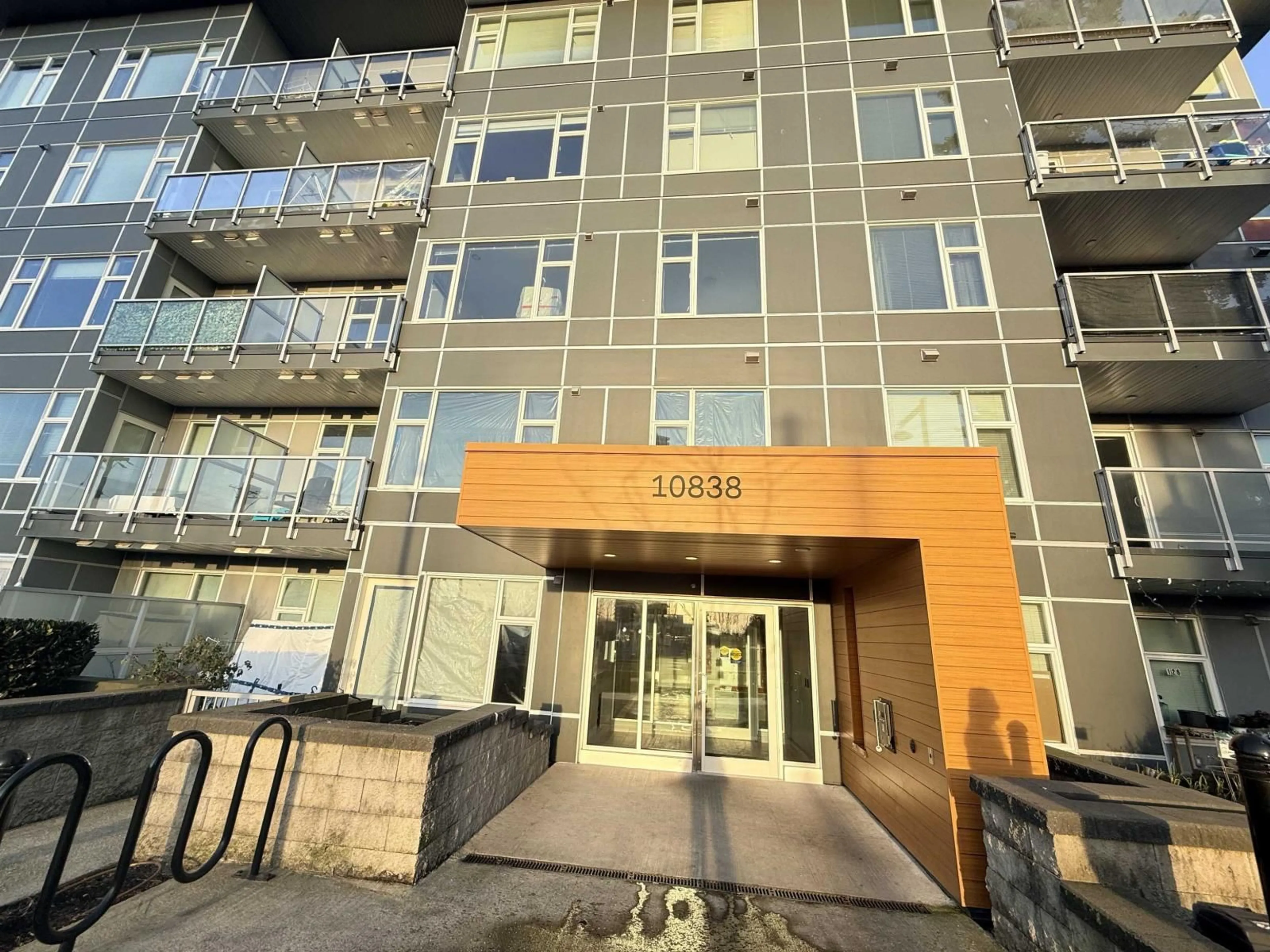 Indoor foyer for 213 - 10838 WHALLEY BOULEVARD, Surrey British Columbia V3R0G8