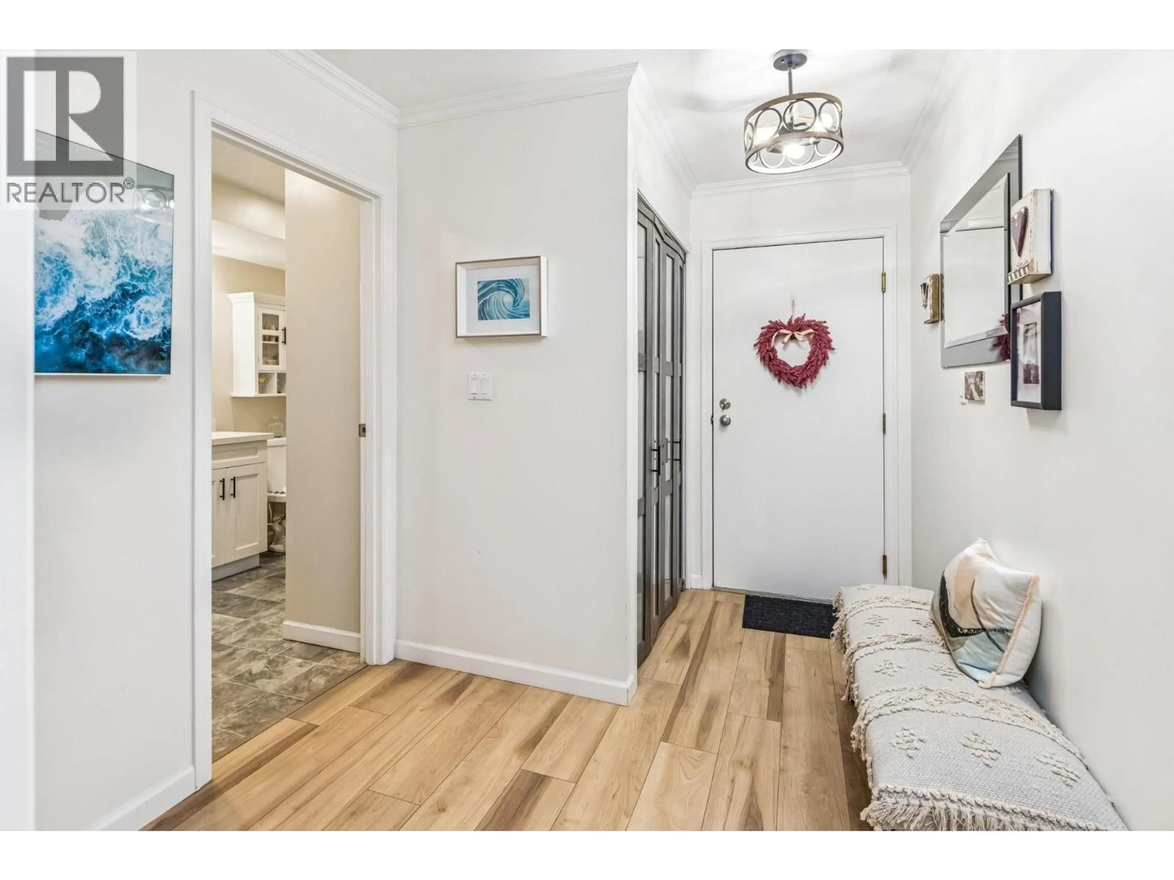 Indoor entryway for 103 - 1441 GARDEN PLACE, Delta British Columbia V4M3Z2