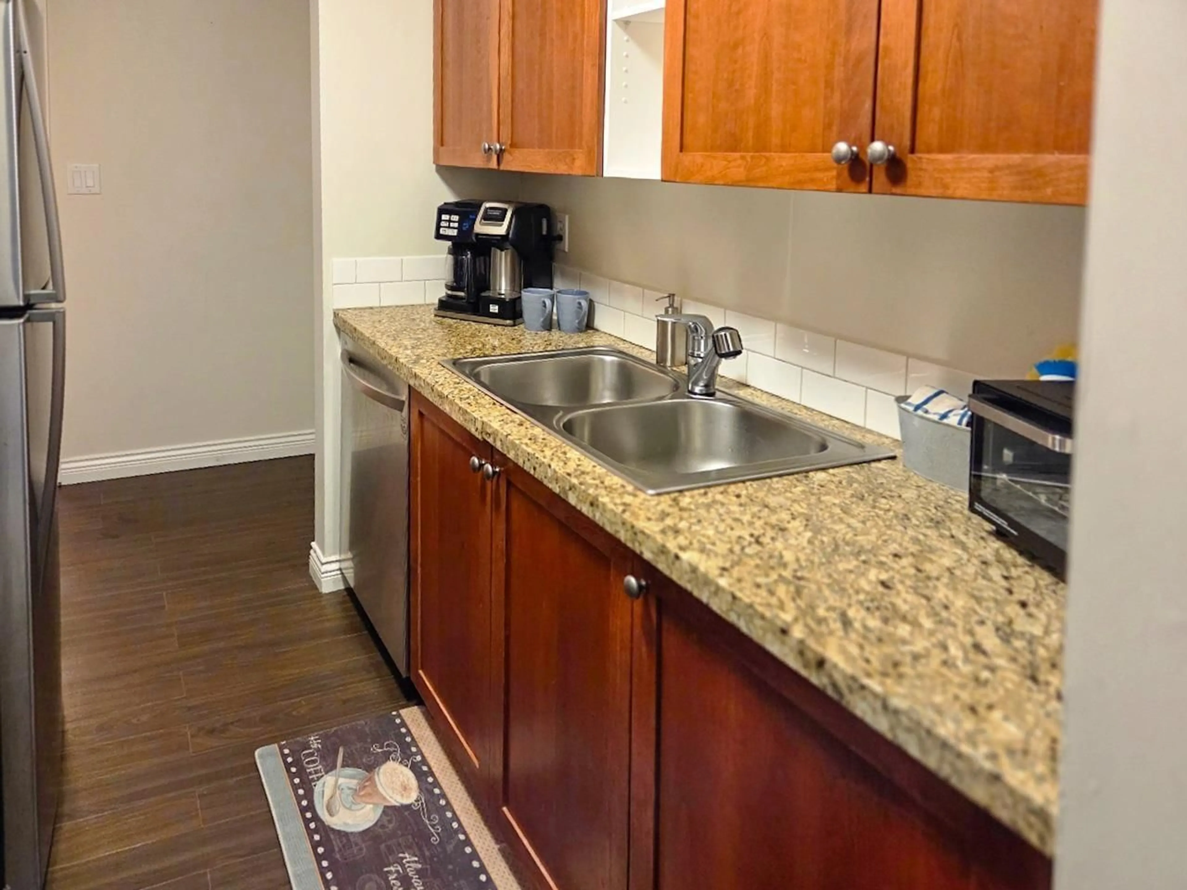 Standard kitchen, unknown for 321 - 1850 SOUTHMERE CRESCENT EAST, Surrey British Columbia V4A6Y6