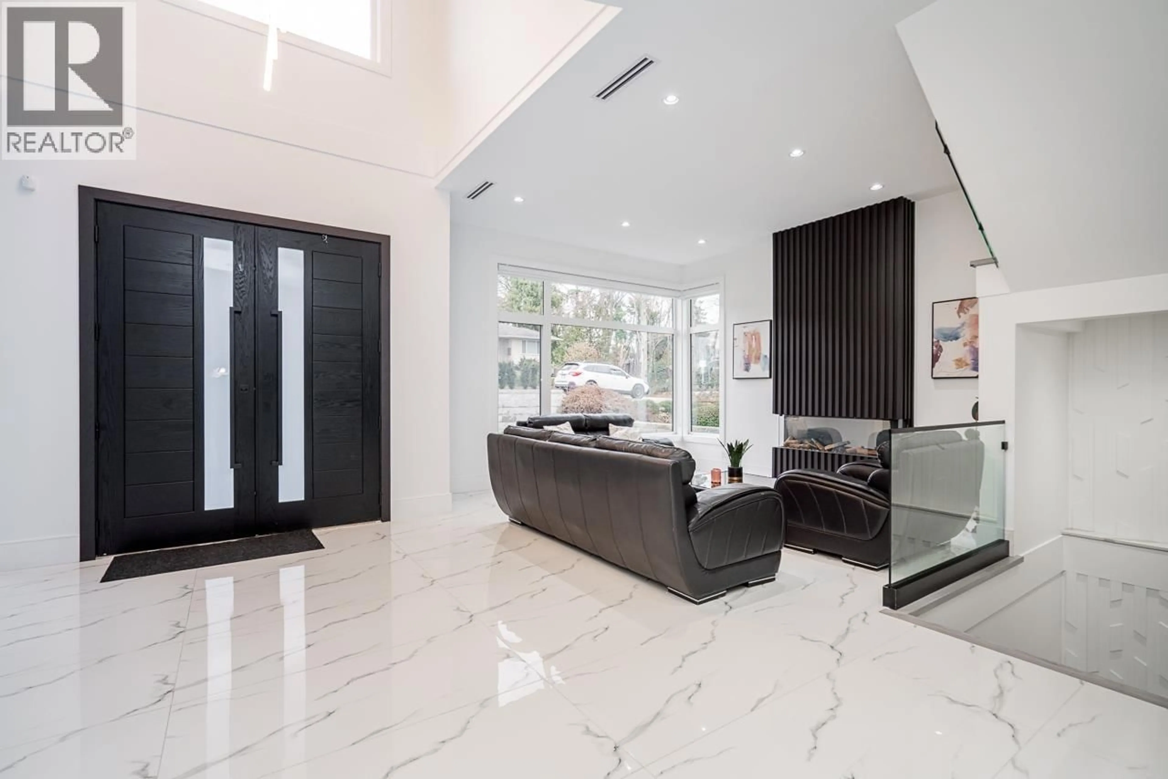 Indoor foyer for 3846 SOUTHWOOD STREET, Burnaby British Columbia V5J2E2