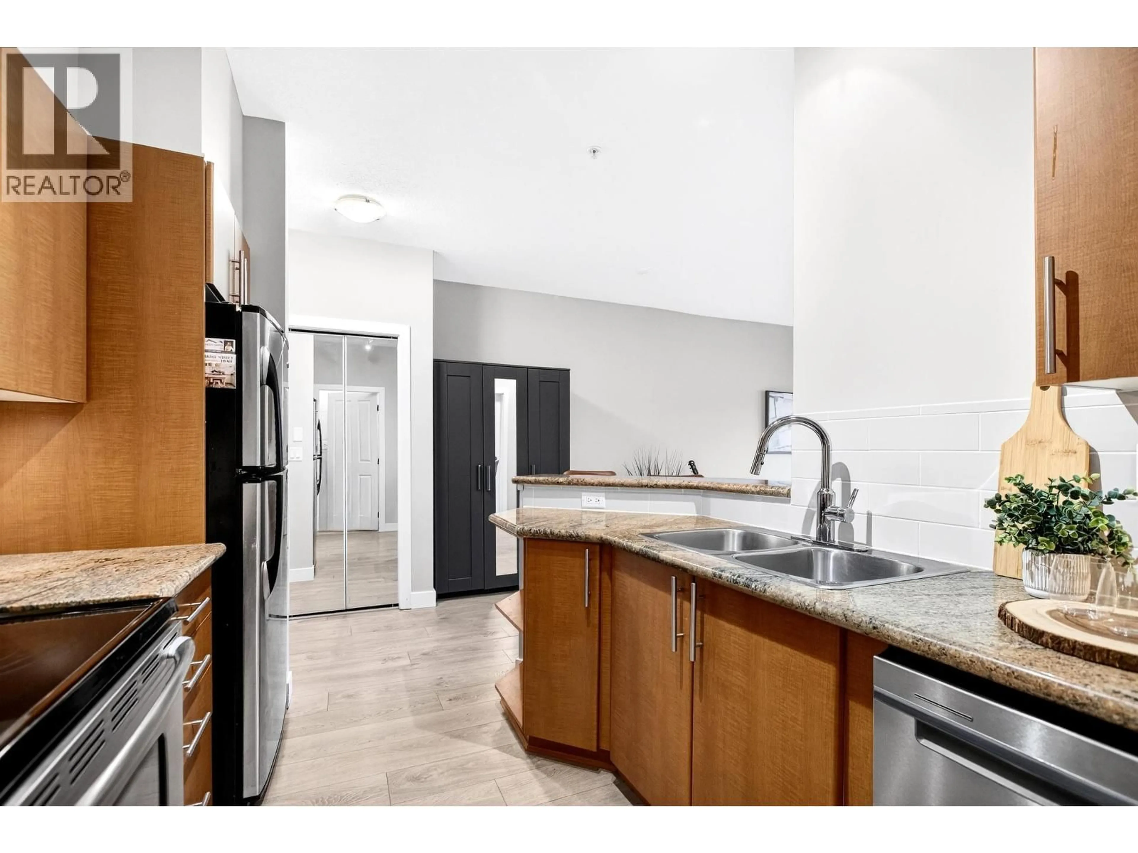 Standard kitchen, unknown for 311 - 2478 SHAUGHNESSY STREET, Port Coquitlam British Columbia V3C0A1