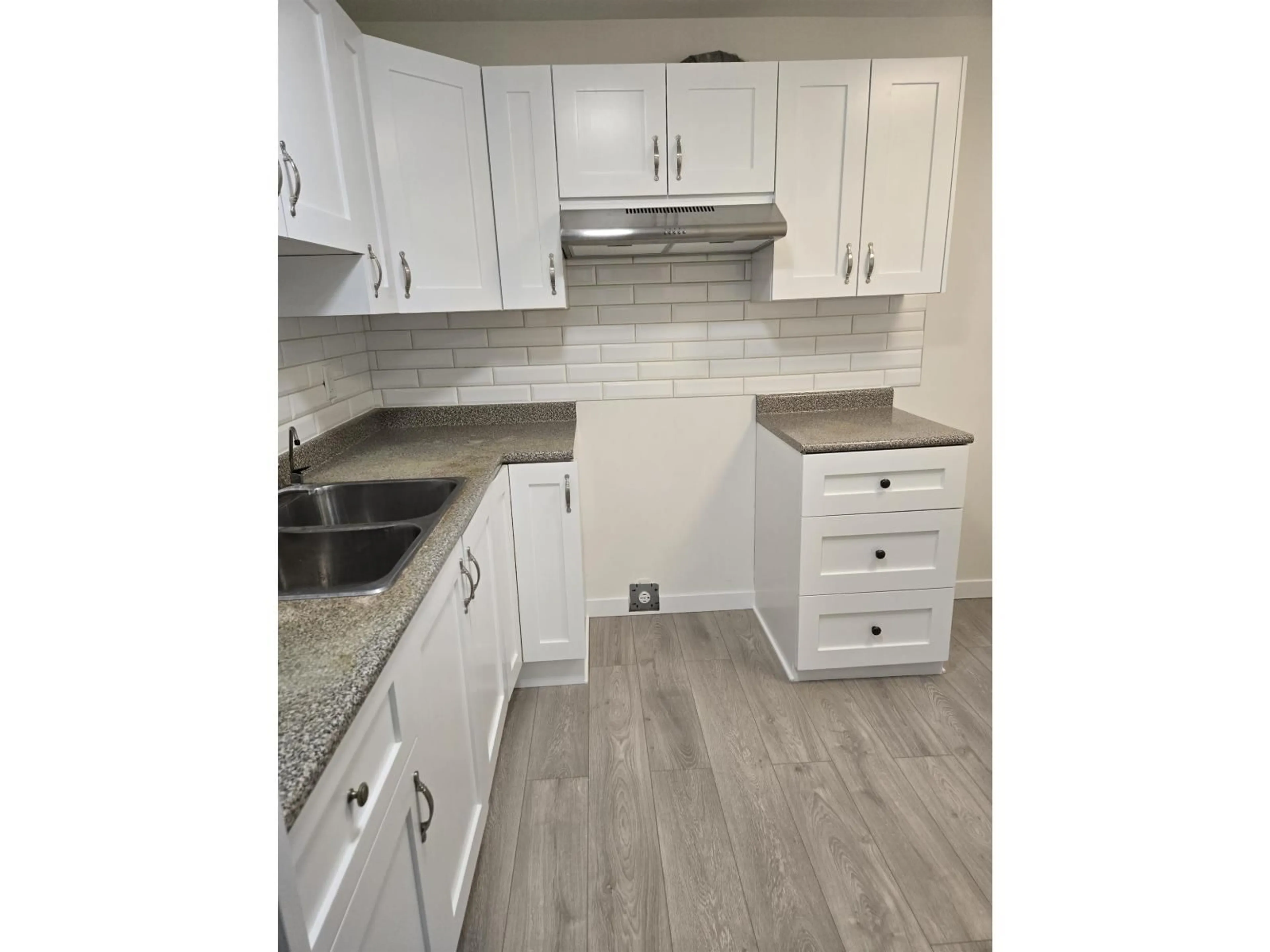 Standard kitchen, wood/laminate floor for 404 - 1437 FOSTER STREET, White Rock British Columbia V4B3X6