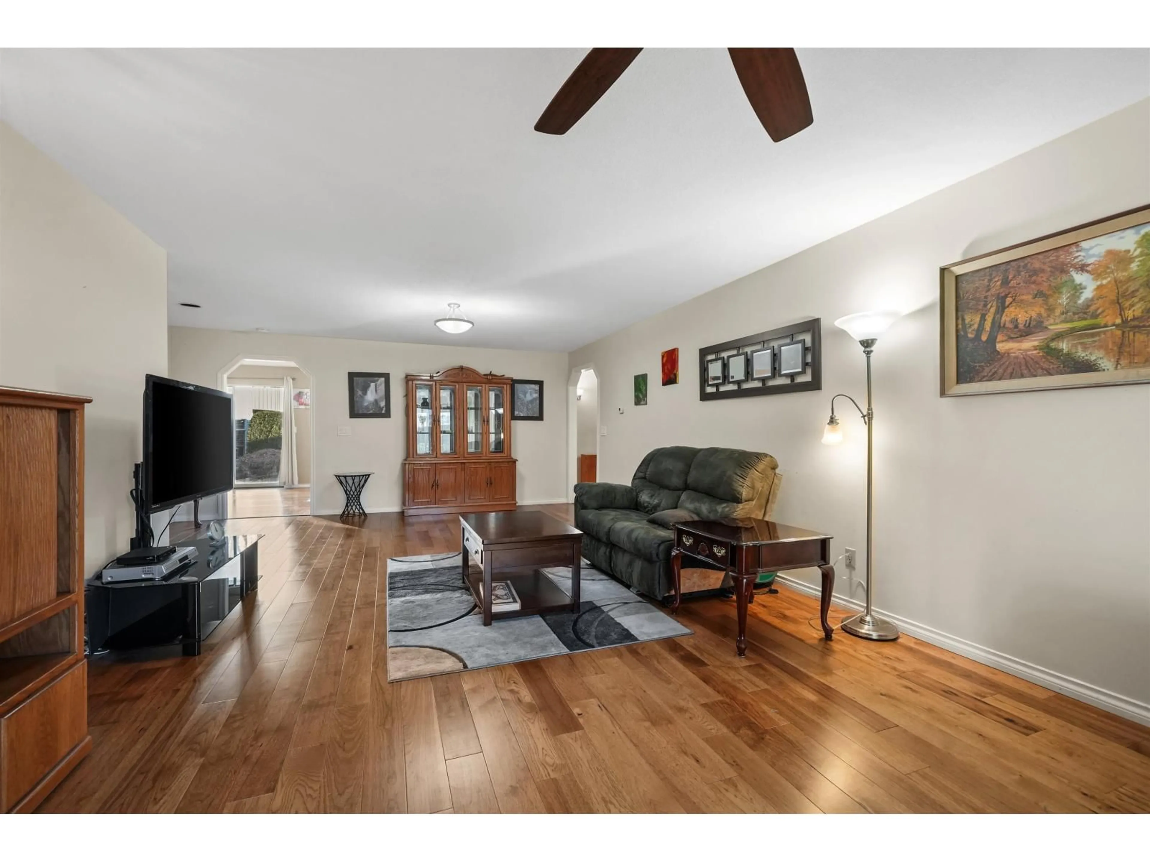 Living room with furniture, wood/laminate floor for 126 - 10584 153 STREET, Surrey British Columbia V3R9V1